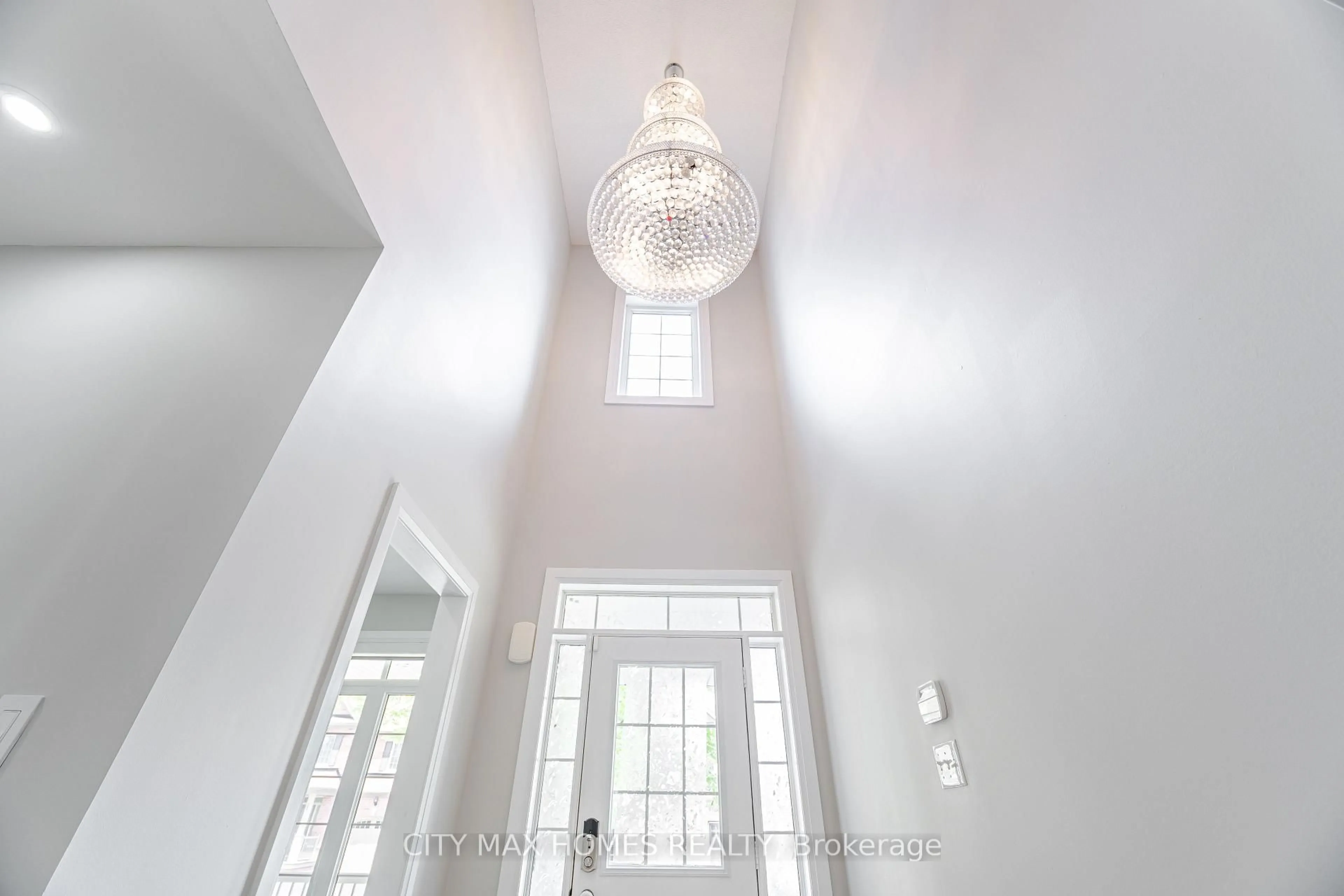Indoor foyer for 8 Amberglow Crt, Brampton Ontario L6Y 2E3