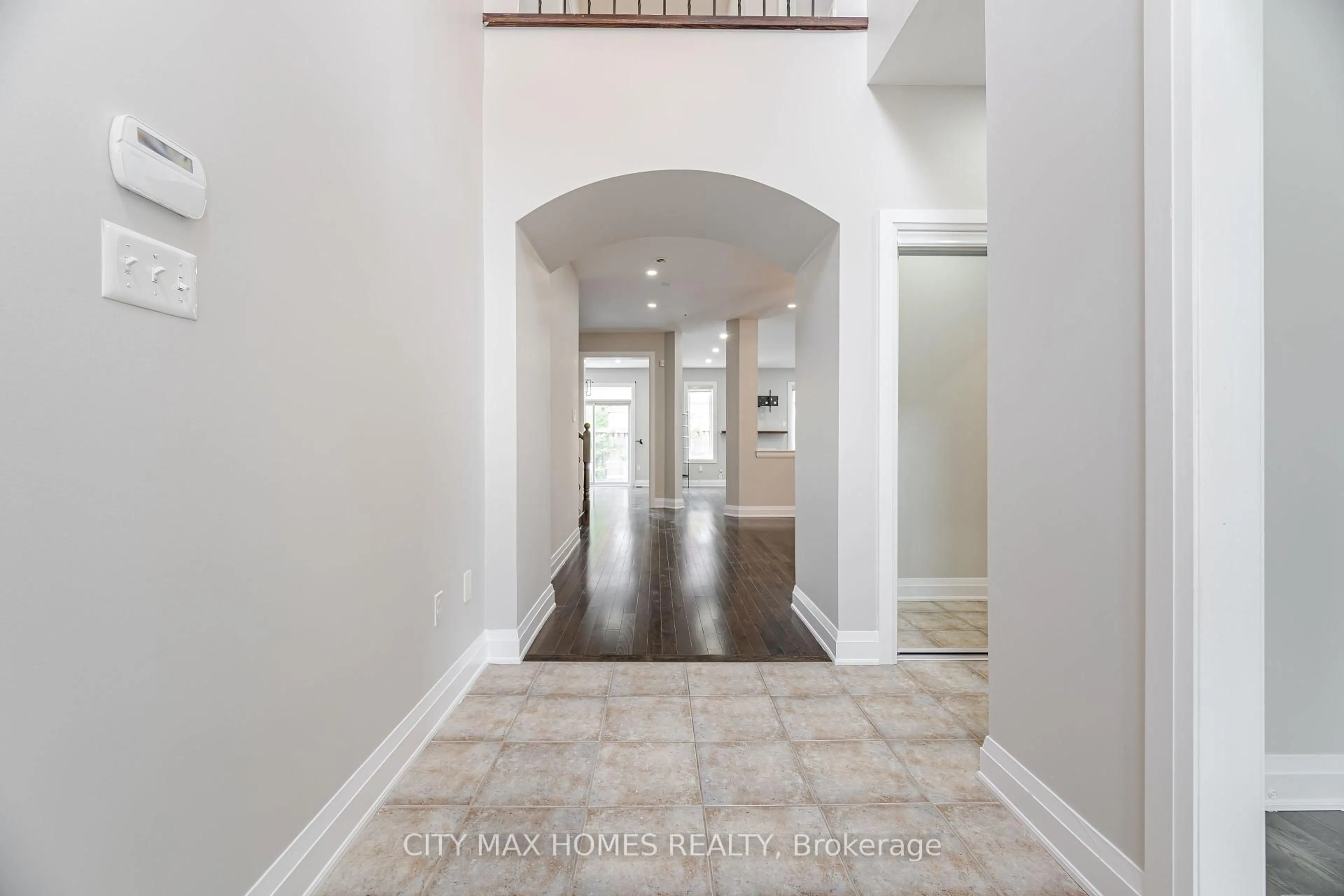 Indoor entryway for 8 Amberglow Crt, Brampton Ontario L6Y 2E3