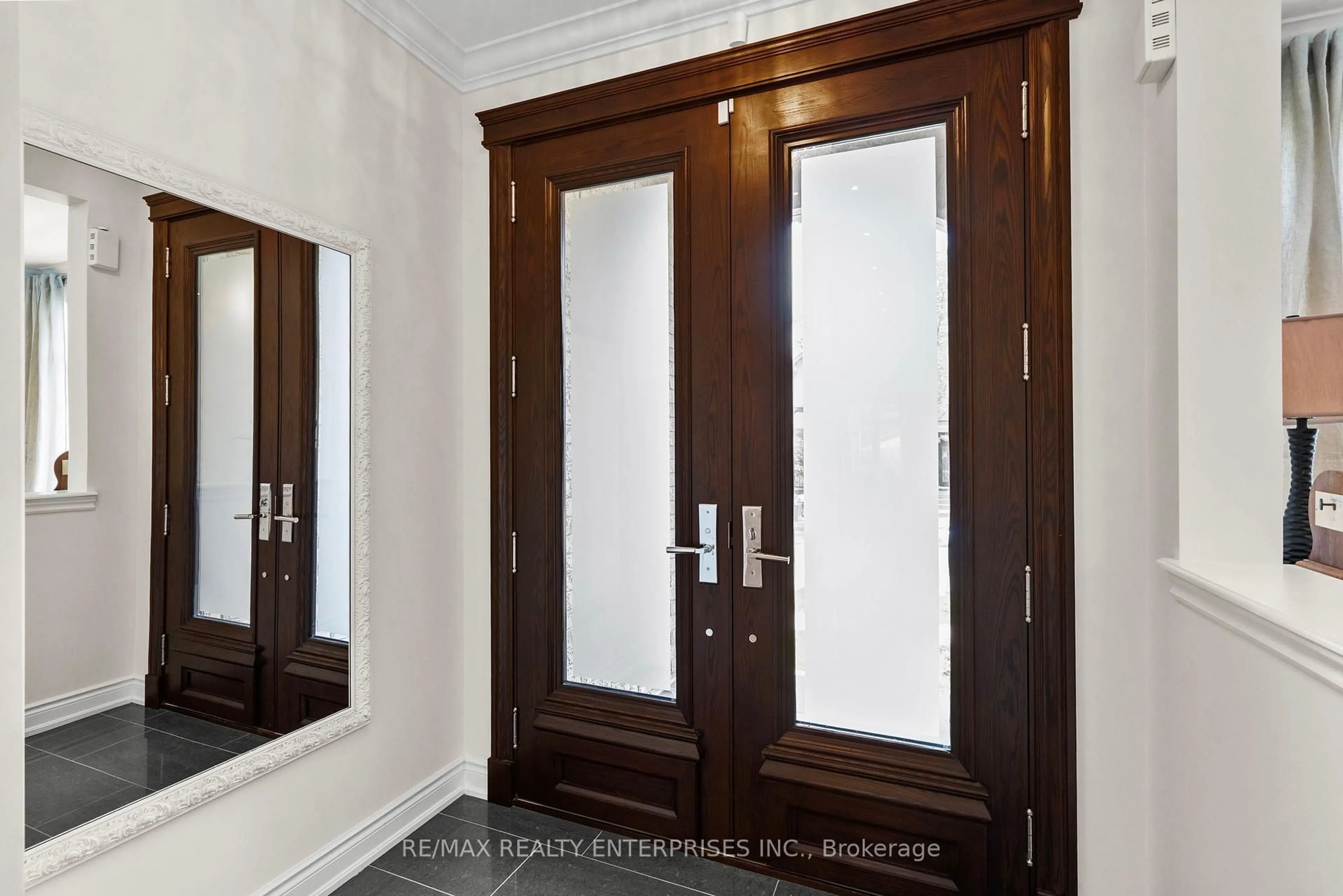 Indoor entryway for 3243 Larry Cres, Oakville Ontario L6M 0S8