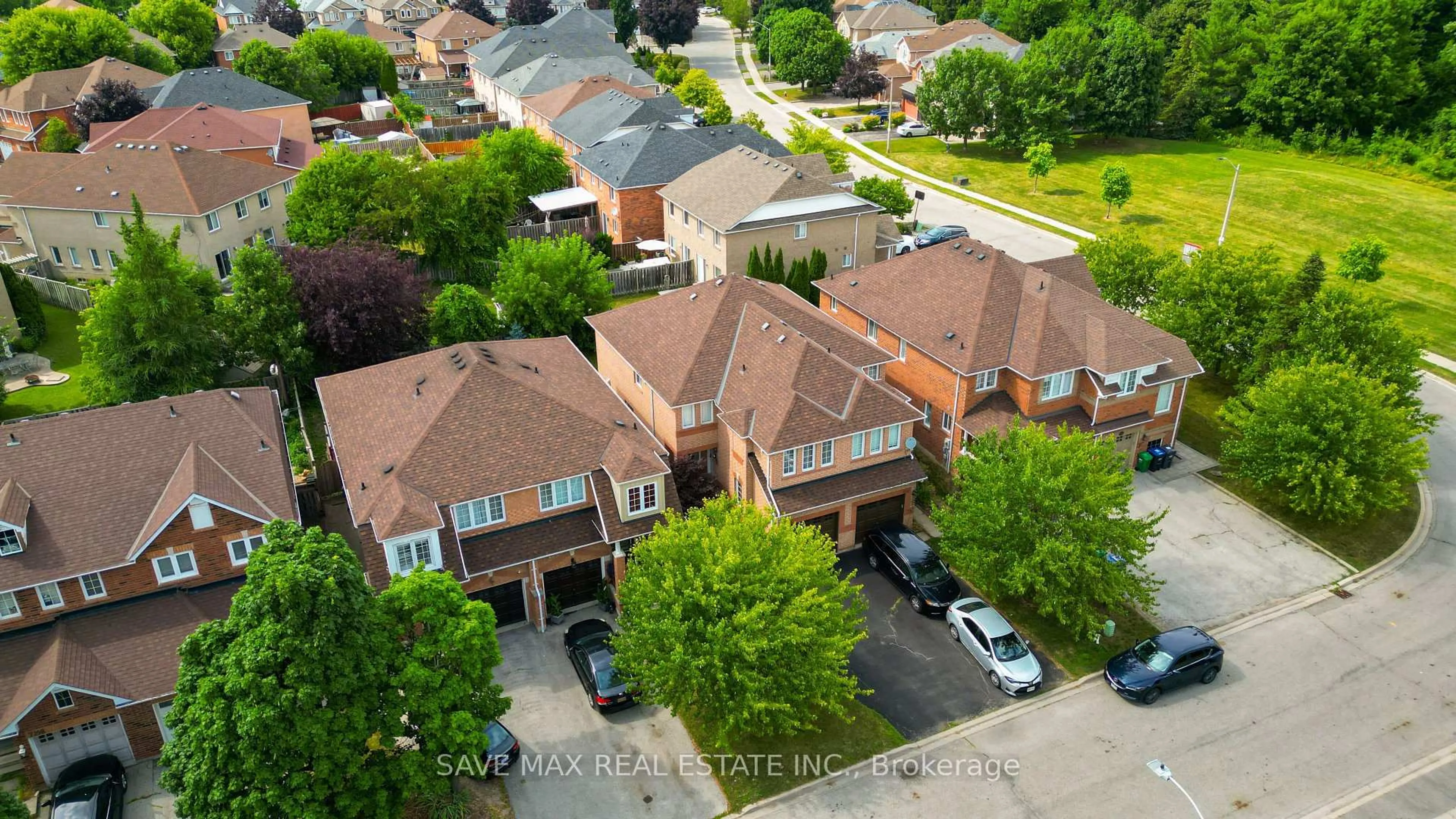 A pic from outside/outdoor area/front of a property/back of a property/a pic from drone, street for 7210 Waldorf Way, Mississauga Ontario L5N 7P8