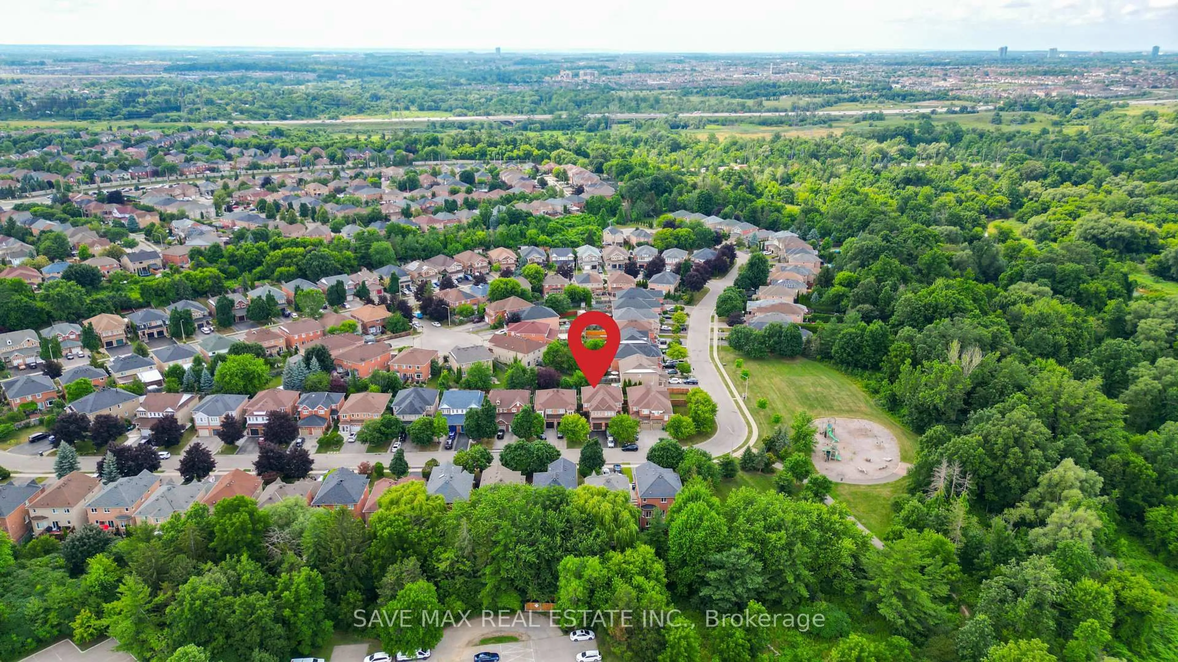 A pic from outside/outdoor area/front of a property/back of a property/a pic from drone, unknown for 7210 Waldorf Way, Mississauga Ontario L5N 7P8