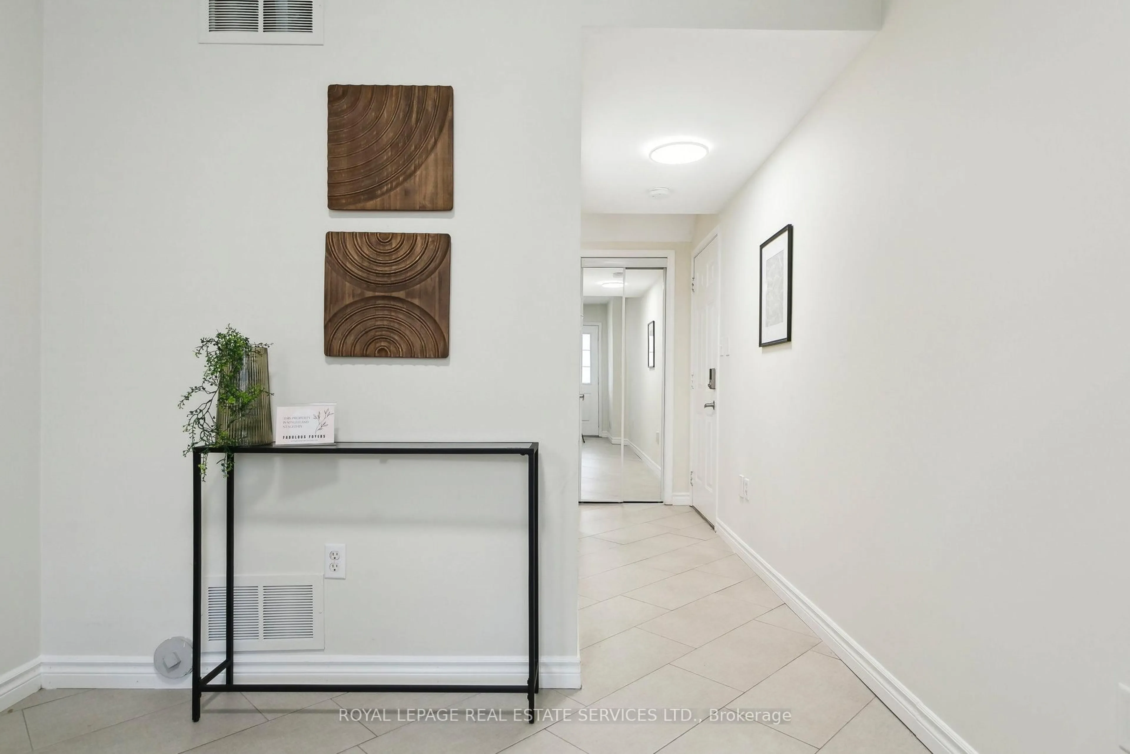 Indoor entryway for 3033 Drumloch Ave, Oakville Ontario L6M 5H9