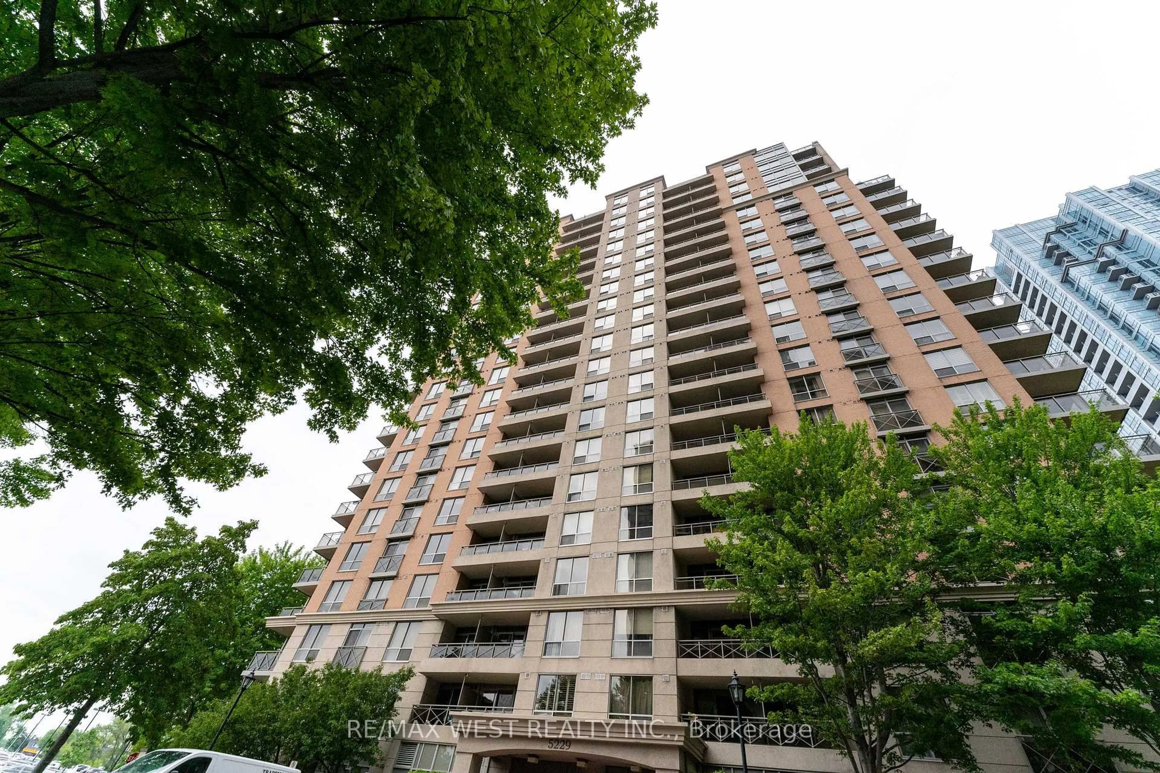 Patio, building for 5229 Dundas St #201, Toronto Ontario M6B 6L9
