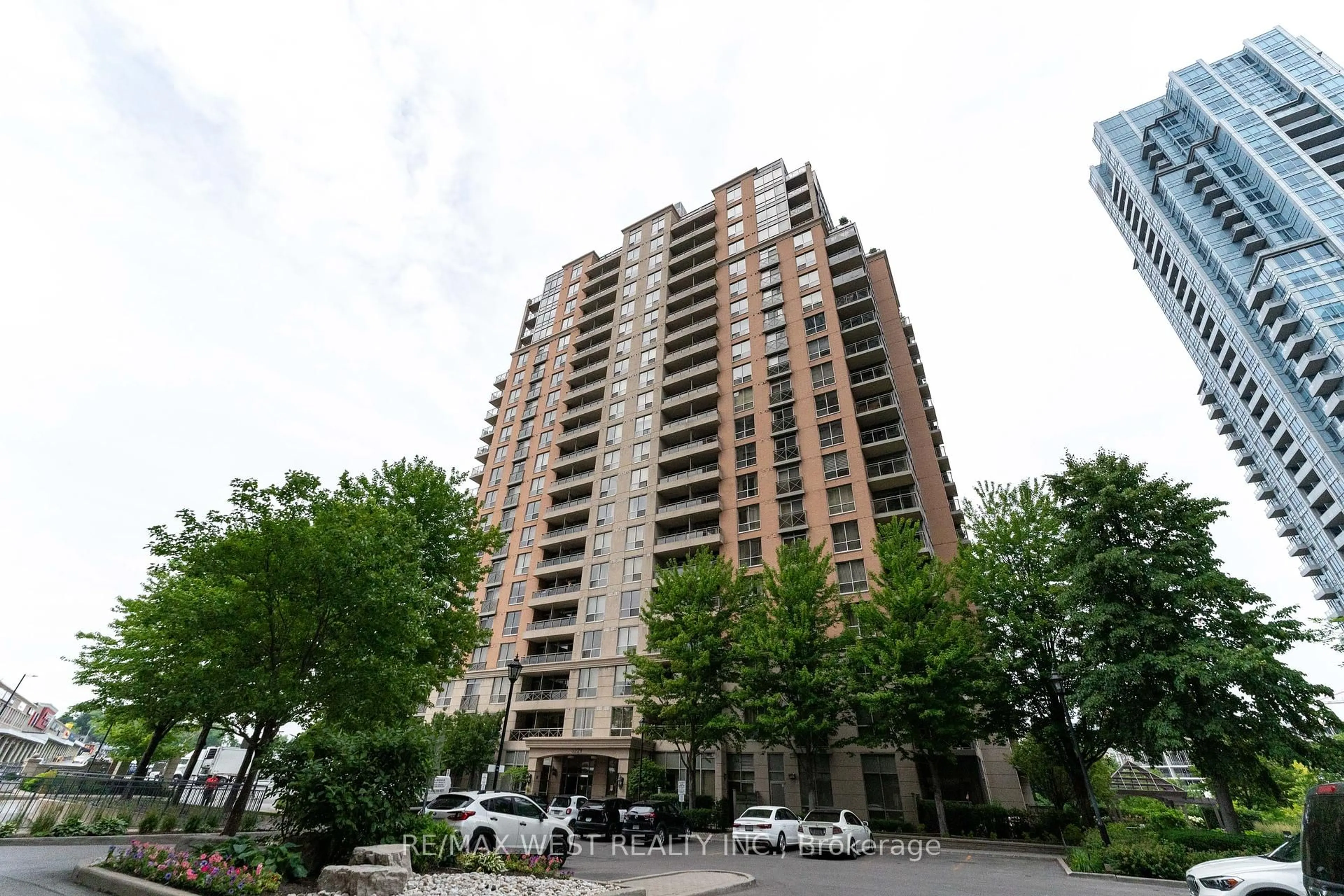 Patio, building for 5229 Dundas St #201, Toronto Ontario M6B 6L9