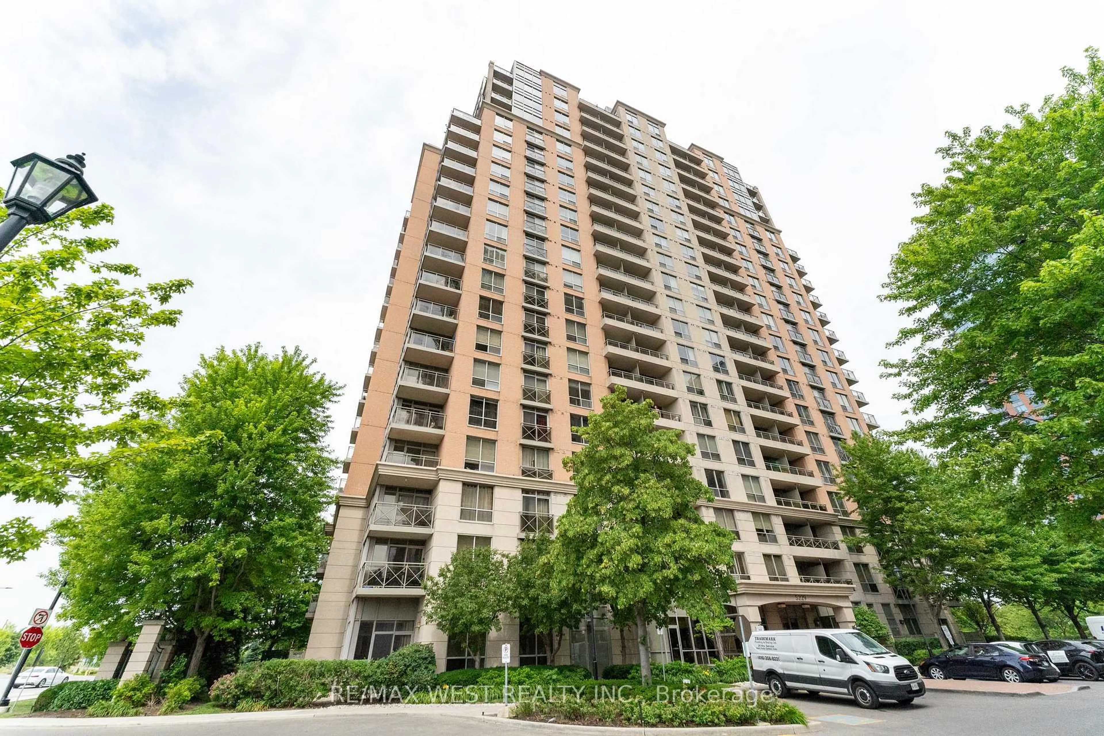Unknown for 5229 Dundas St #201, Toronto Ontario M6B 6L9