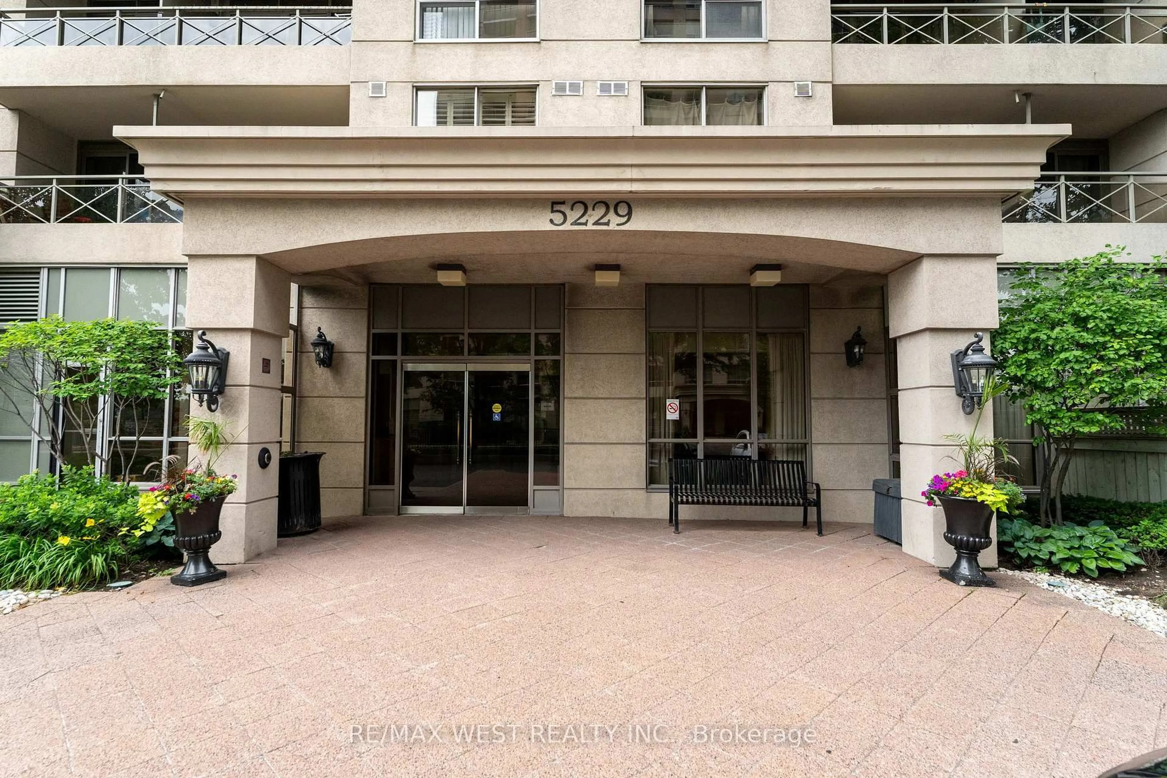 Indoor foyer for 5229 Dundas St #201, Toronto Ontario M6B 6L9