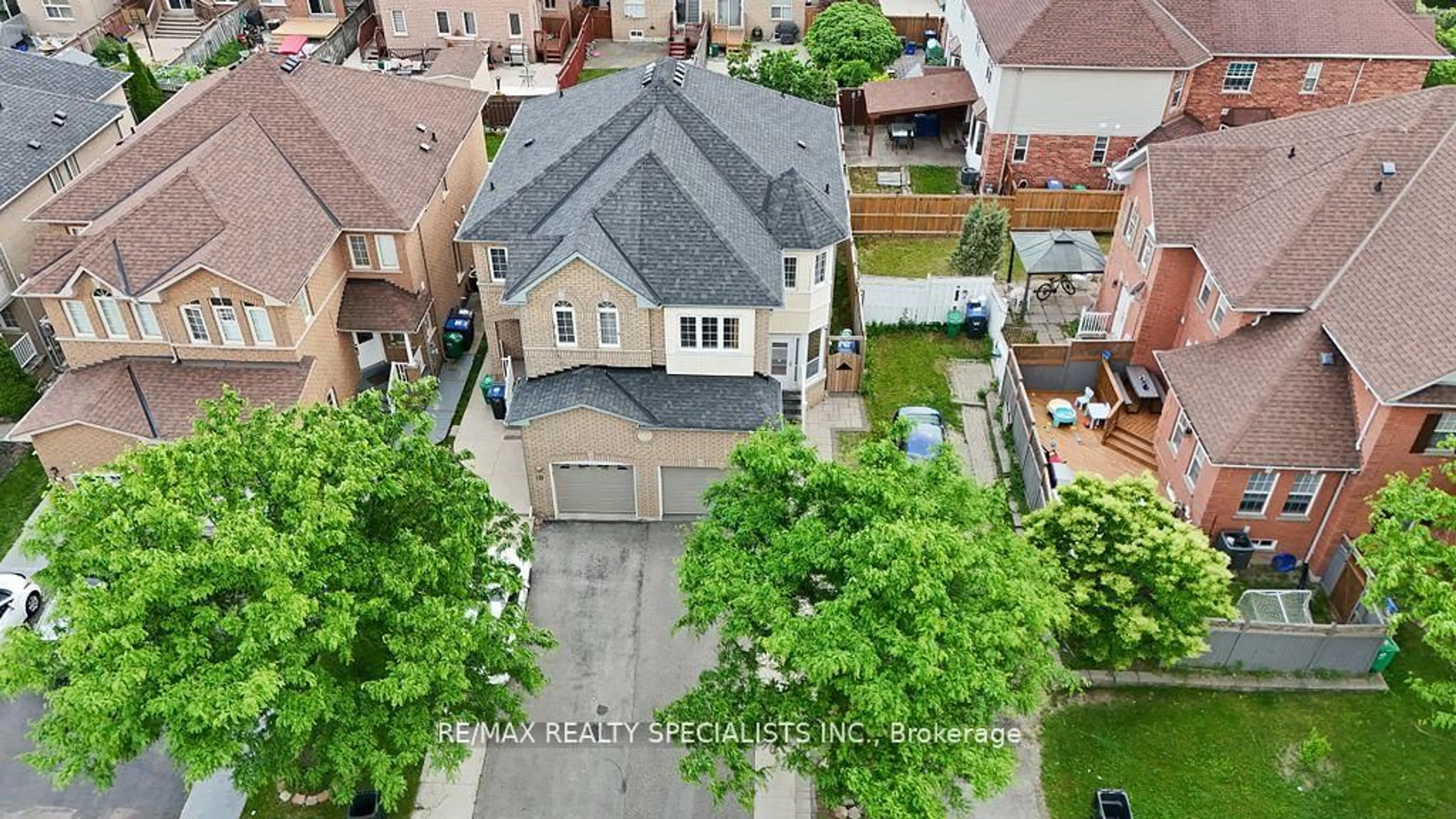 A pic from outside/outdoor area/front of a property/back of a property/a pic from drone, street for 8 Coachwhip Rd, Brampton Ontario L6R 1X7