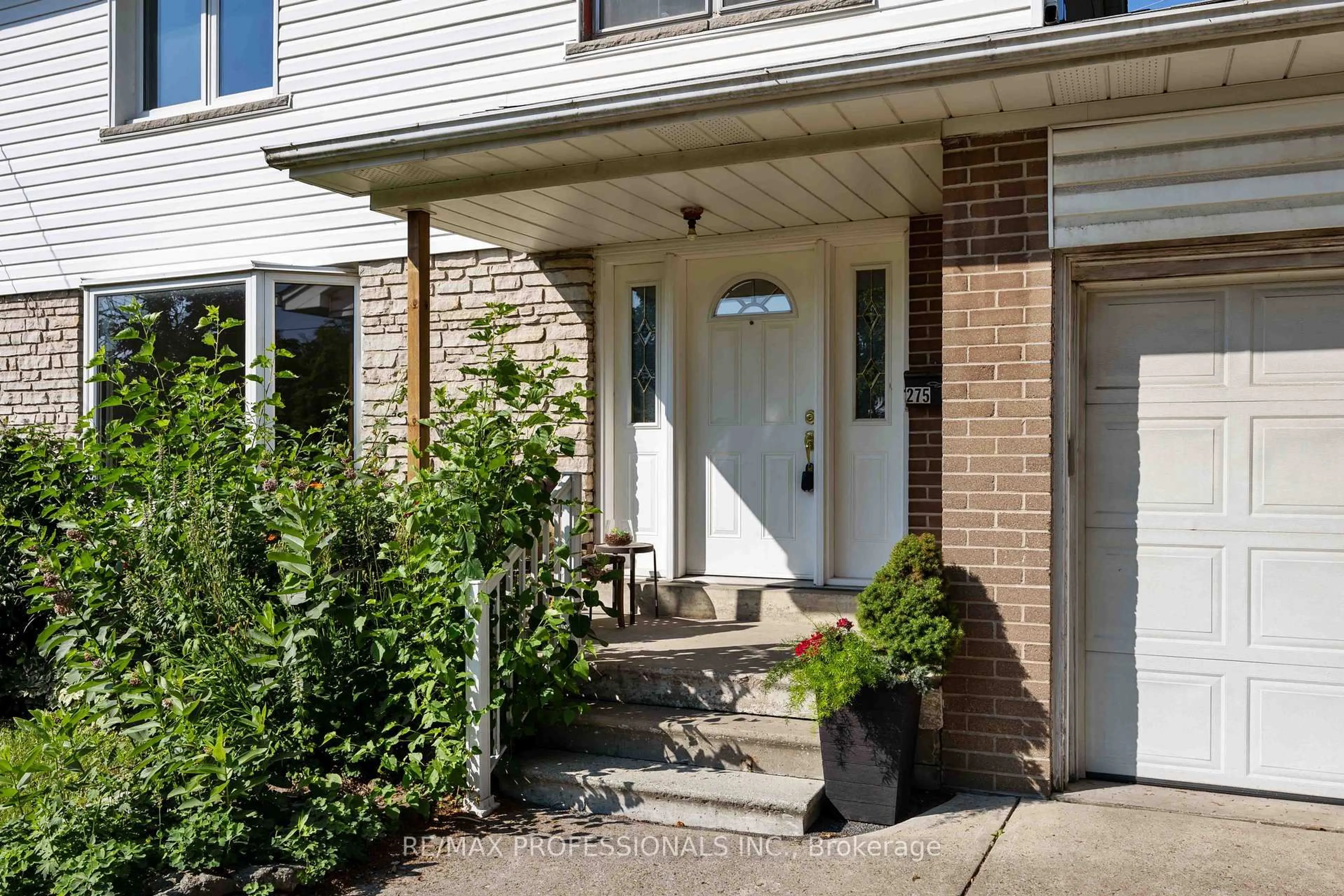 Indoor entryway for 275 Jeffcoat Dr, Toronto Ontario M9W 3E4