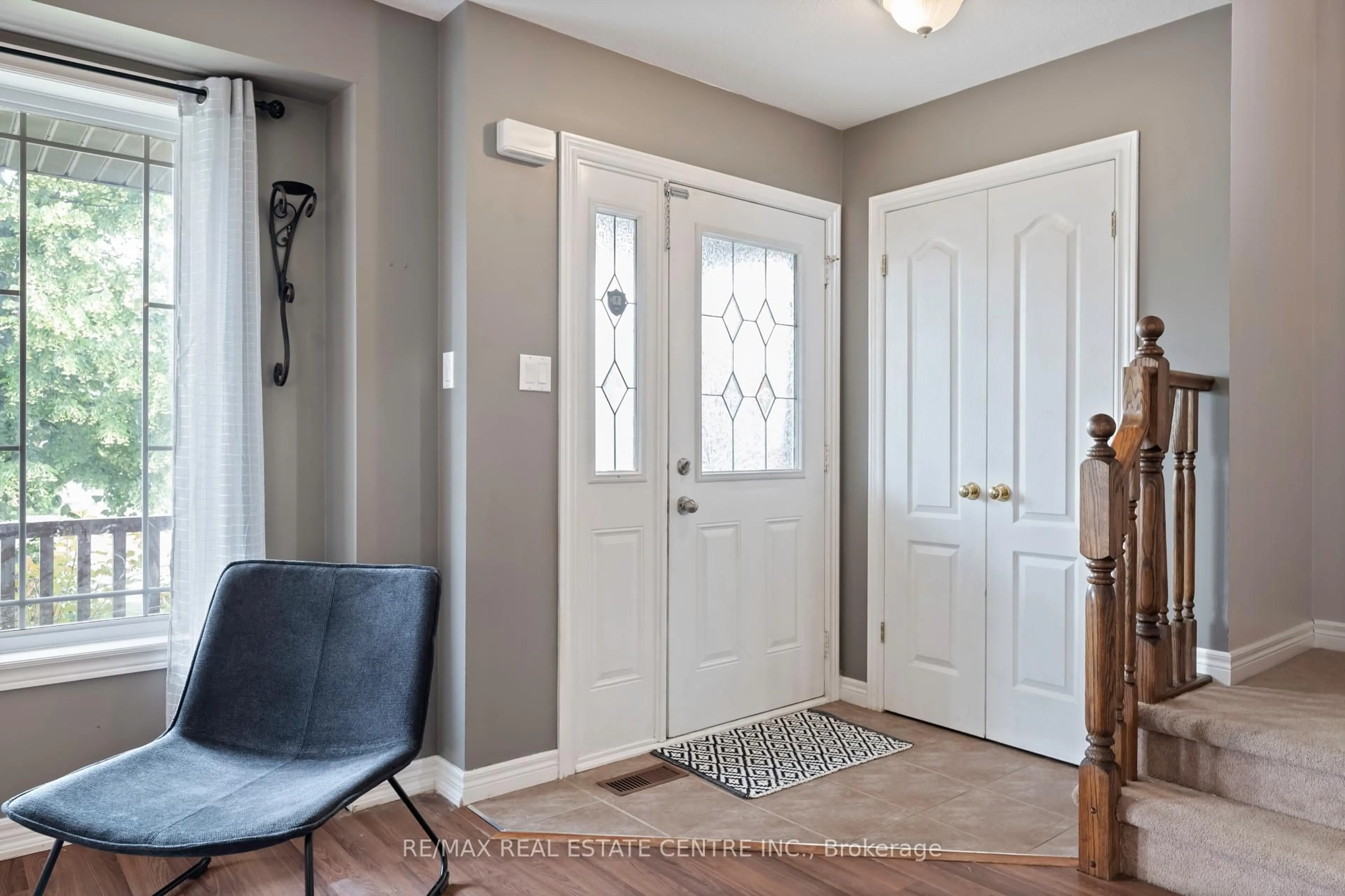 Indoor entryway for 6 Maude Crt, Orangeville Ontario L9W 0A3