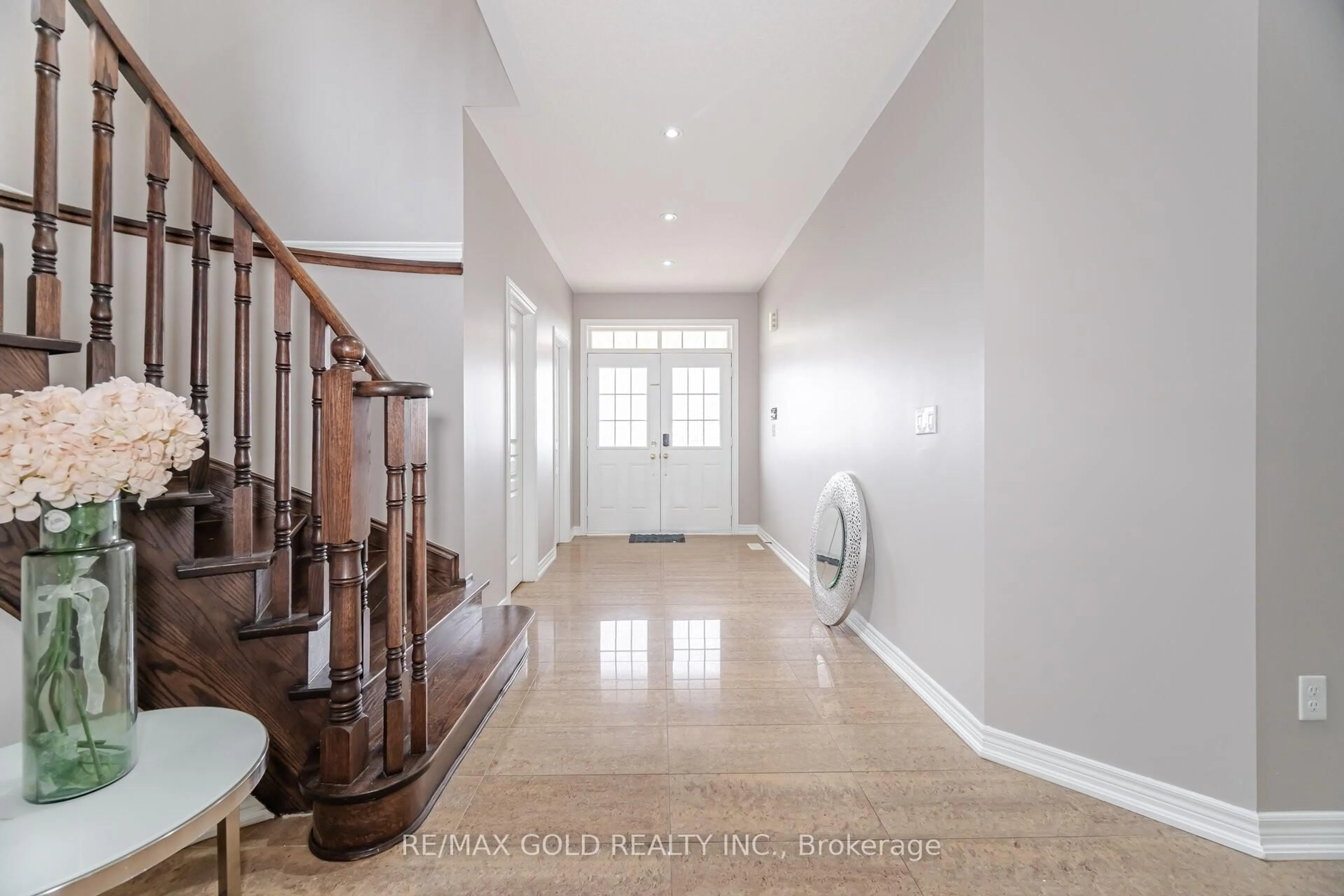 Indoor foyer for 44 Gardenbrooke Tr, Brampton Ontario L6P 3J3