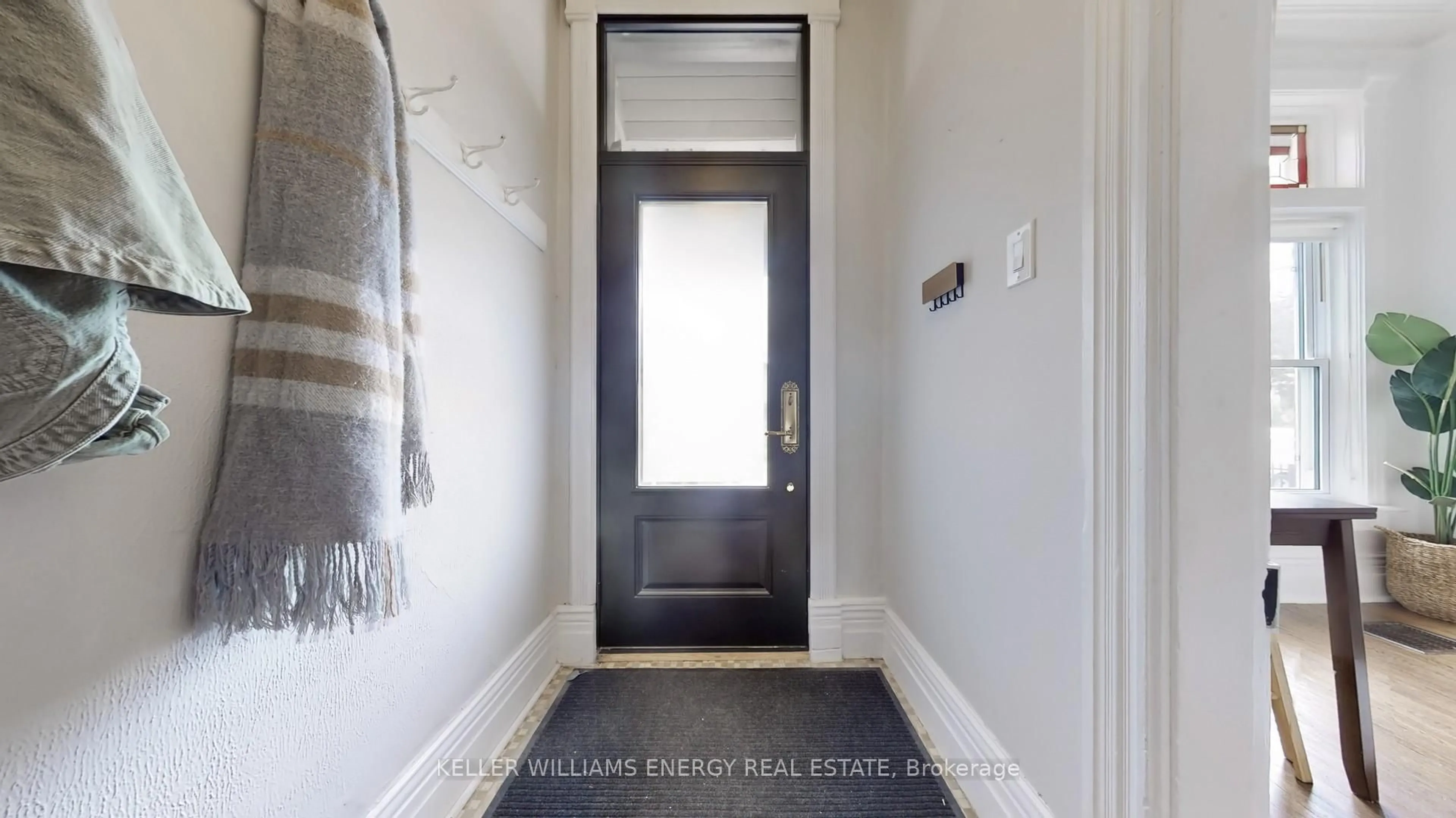 Indoor entryway for 511 Perth Ave, Toronto Ontario M6N 2W6
