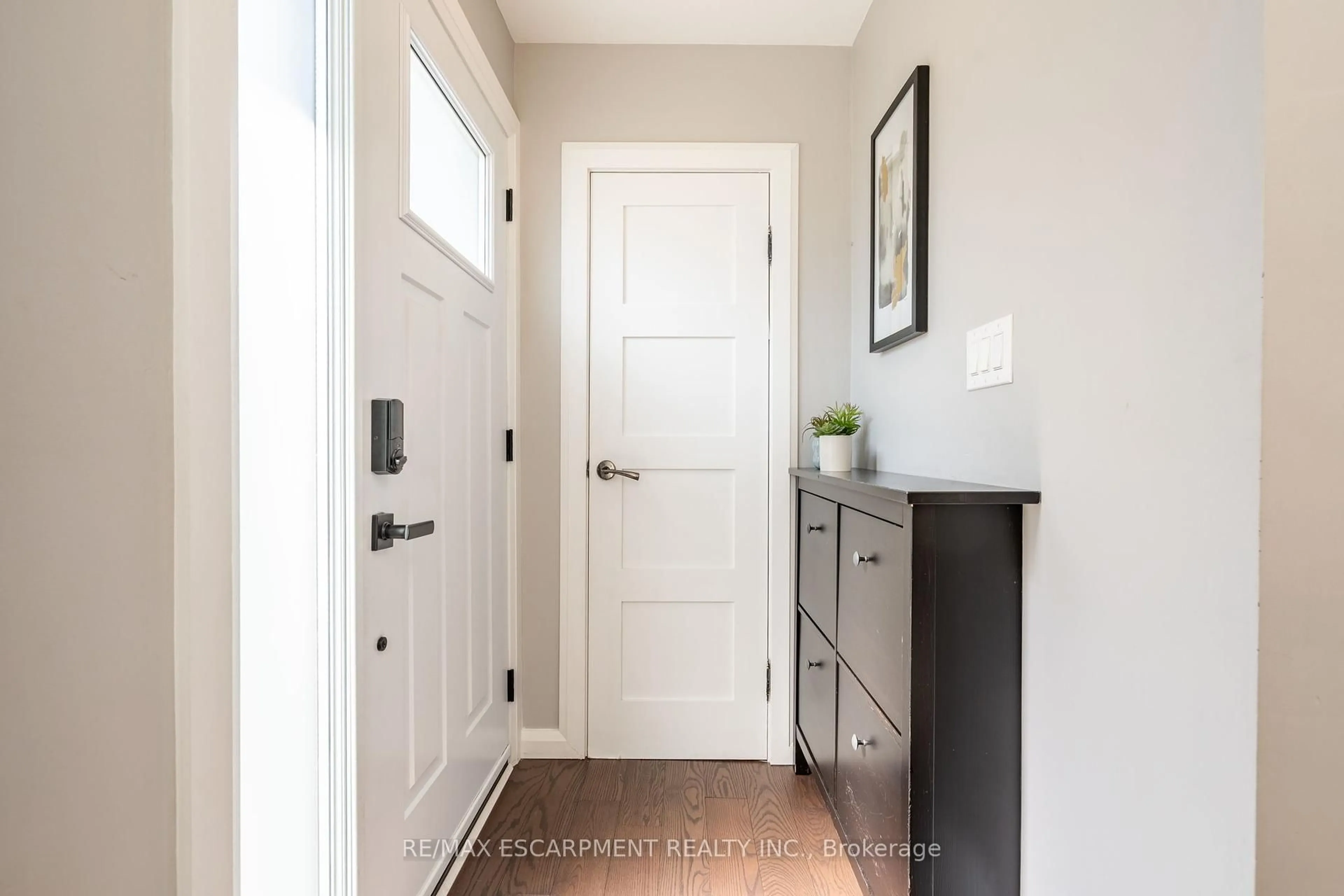 Indoor entryway for 2361 Alma Dale Ave, Burlington Ontario L7P 1S2