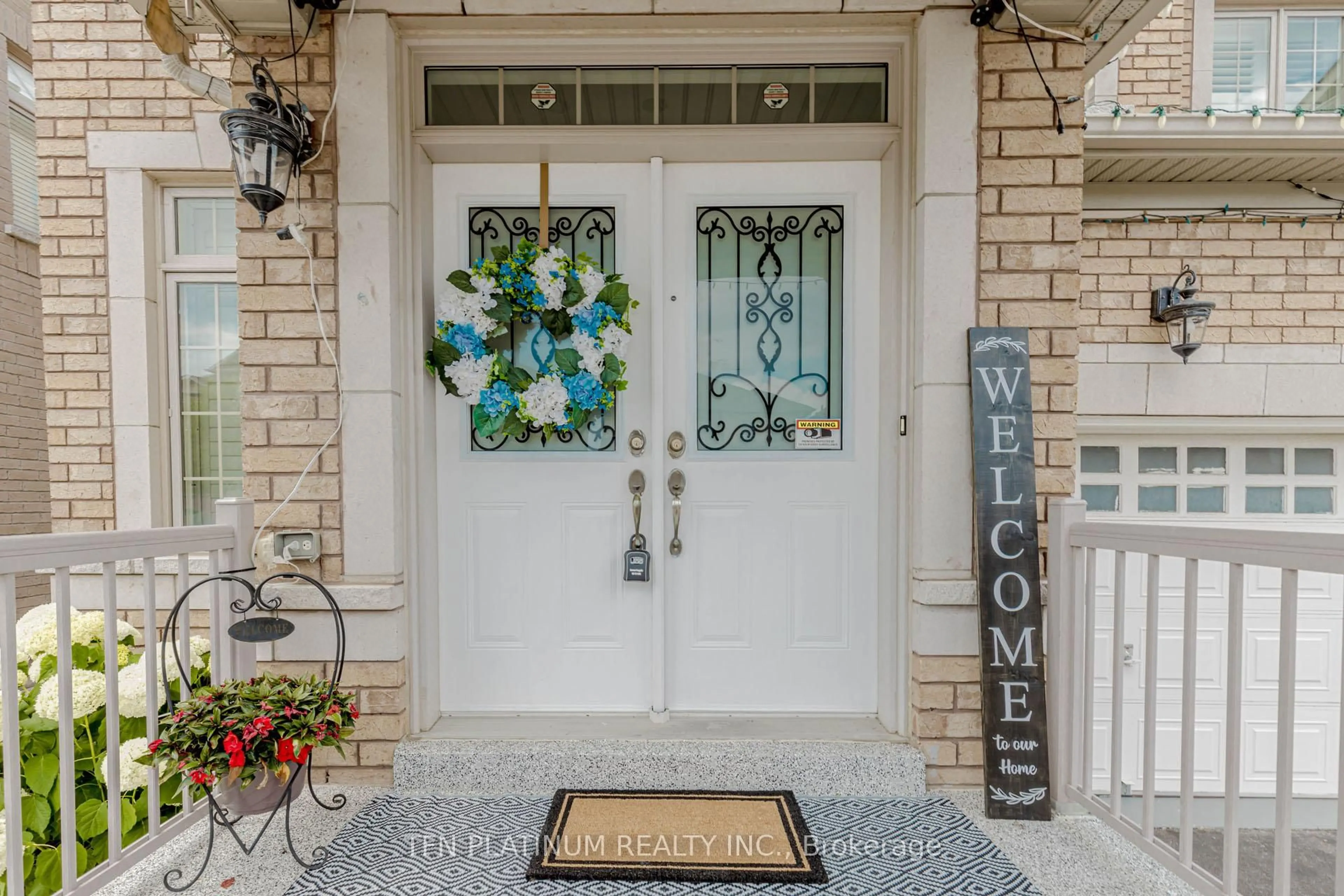 Indoor entryway for 46 levendale Crt, Brampton Ontario L6P 0K4