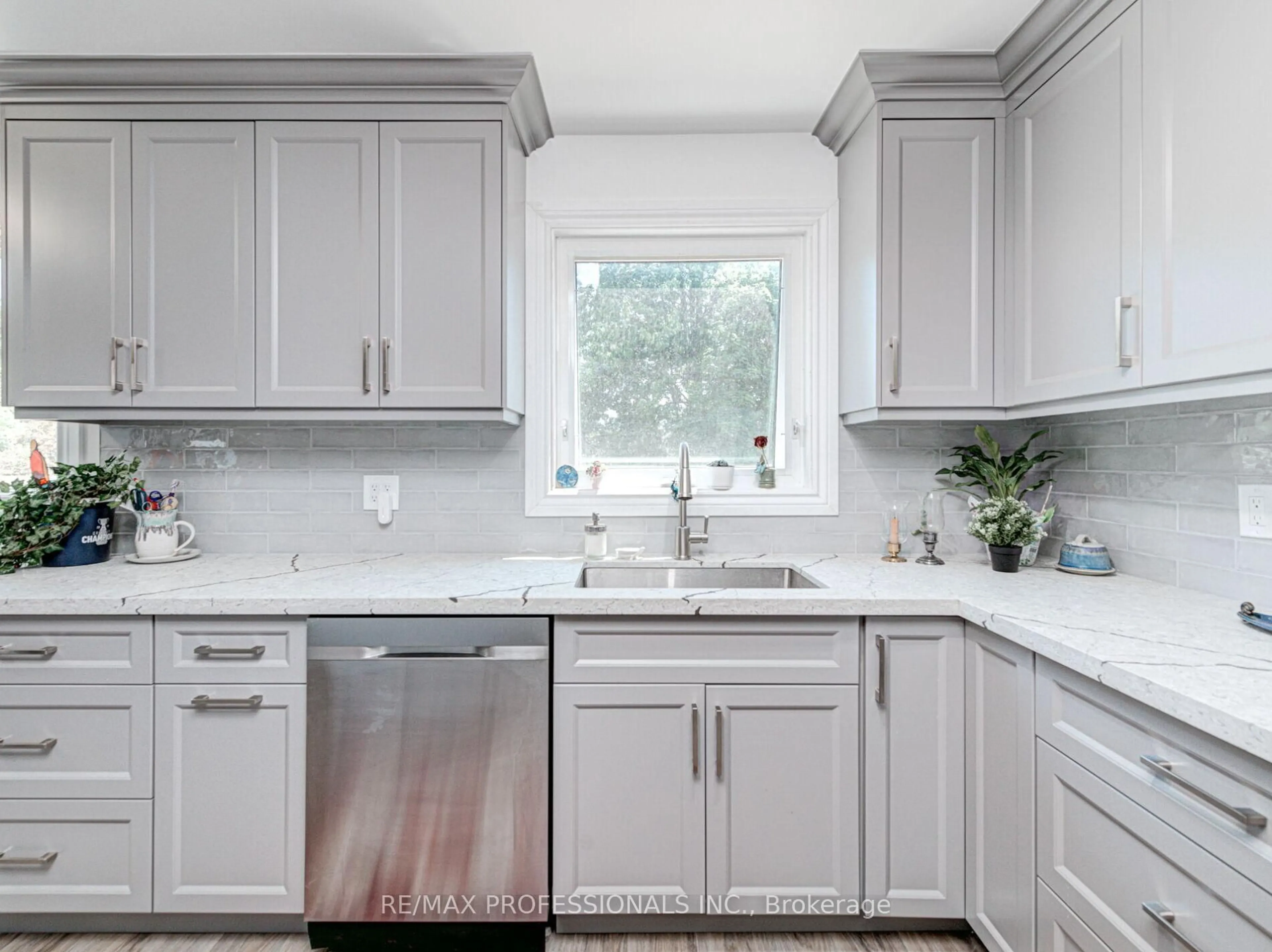 Contemporary kitchen, ceramic/tile floor for 2416 Malcolm Cres, Burlington Ontario L7P 3Y4