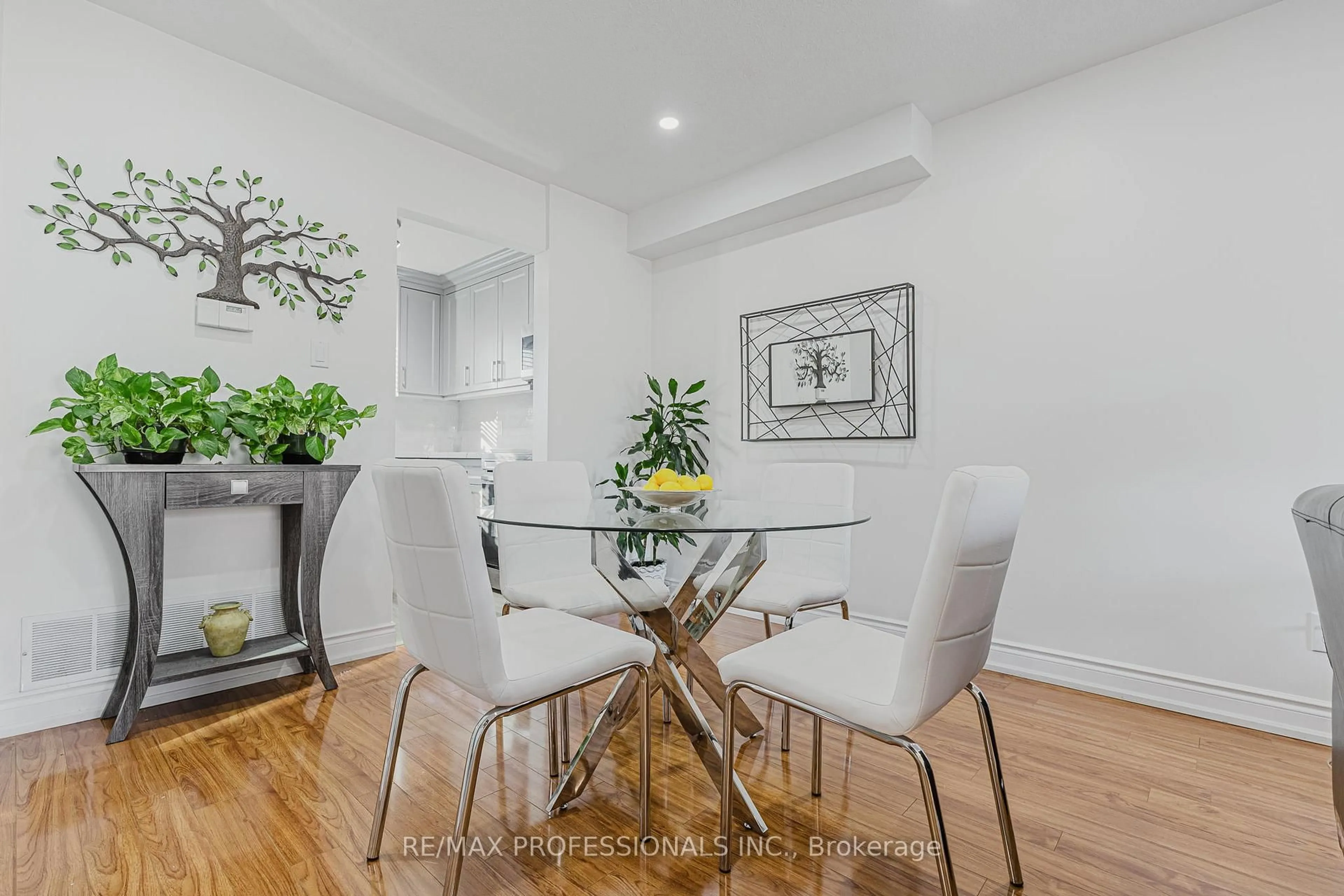 Dining room, wood/laminate floor for 2416 Malcolm Cres, Burlington Ontario L7P 3Y4