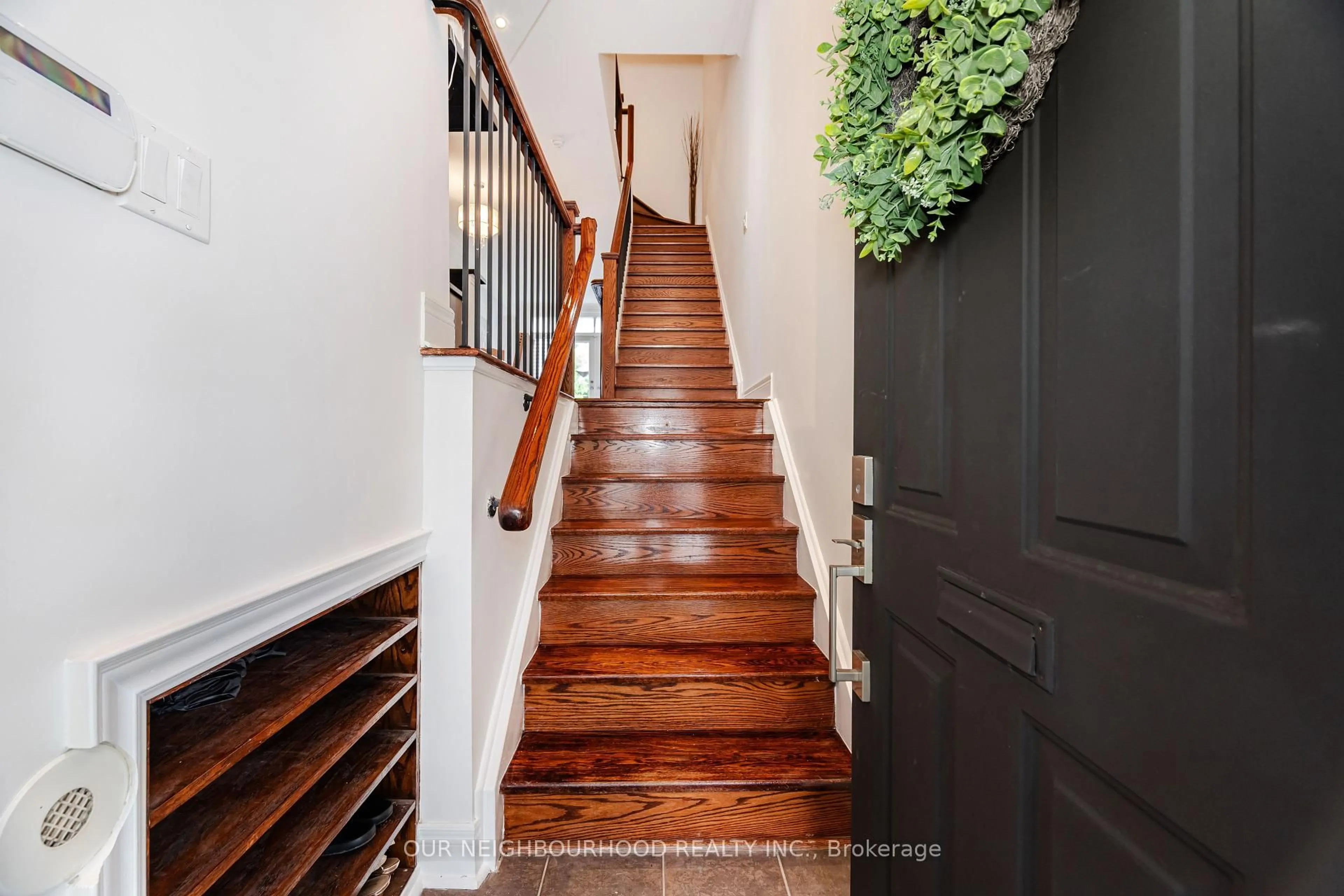 Indoor entryway for 88 Milton St, Toronto Ontario M8Y 2Y2