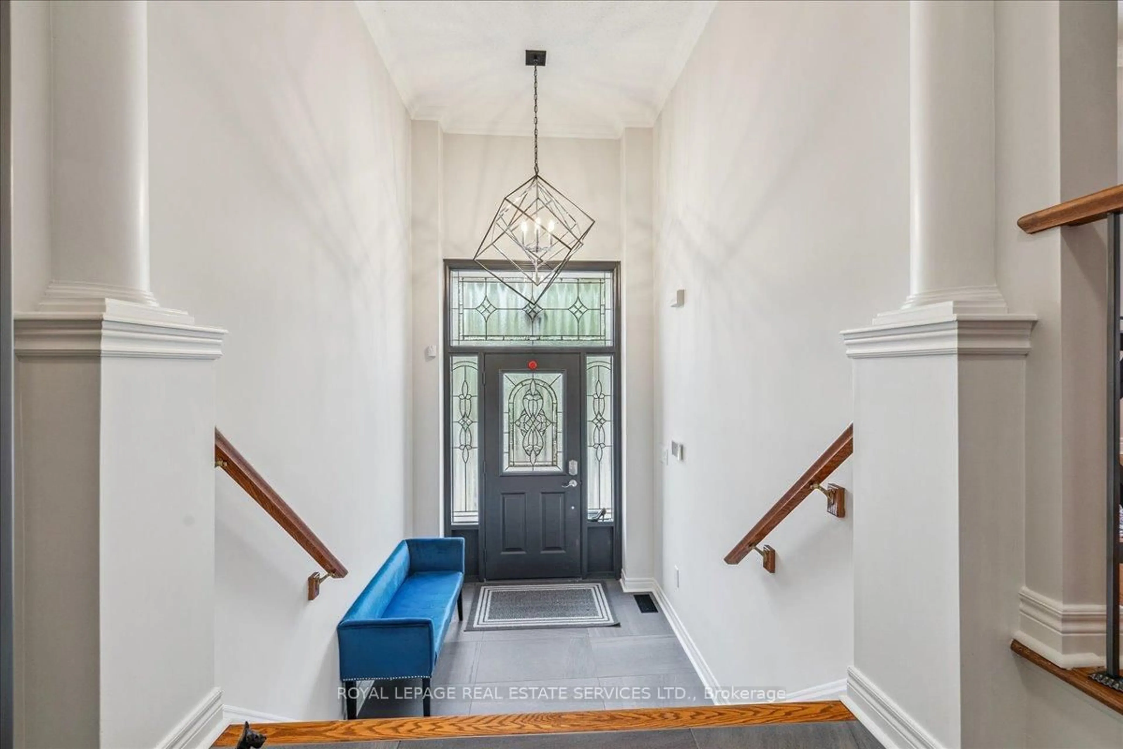 Indoor entryway for 2400 NEYAGAWA Blvd #26, Oakville Ontario L6H 7P5