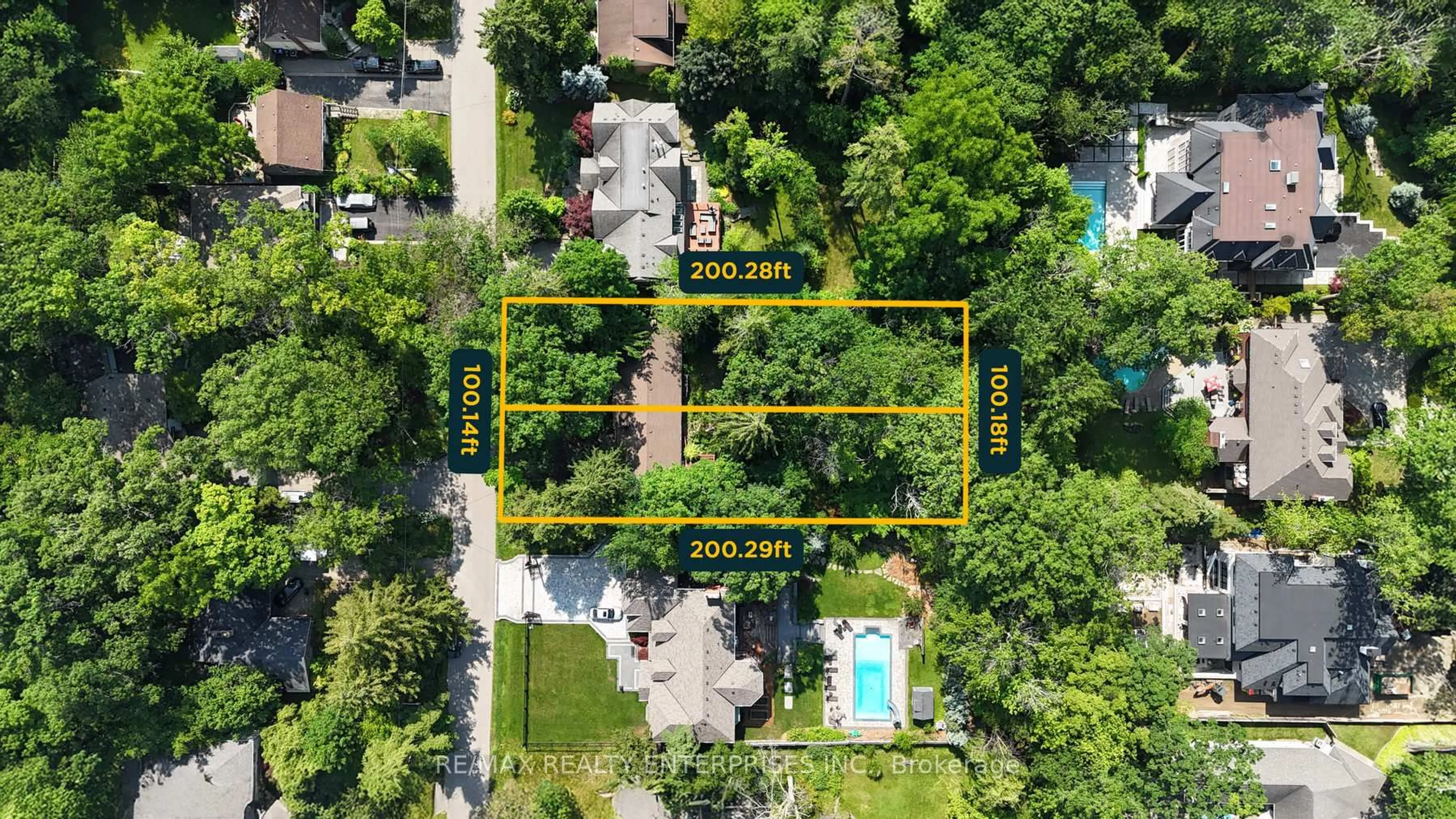 A pic from outside/outdoor area/front of a property/back of a property/a pic from drone, street for 1252 Mona Rd, Mississauga Ontario L5G 3A1