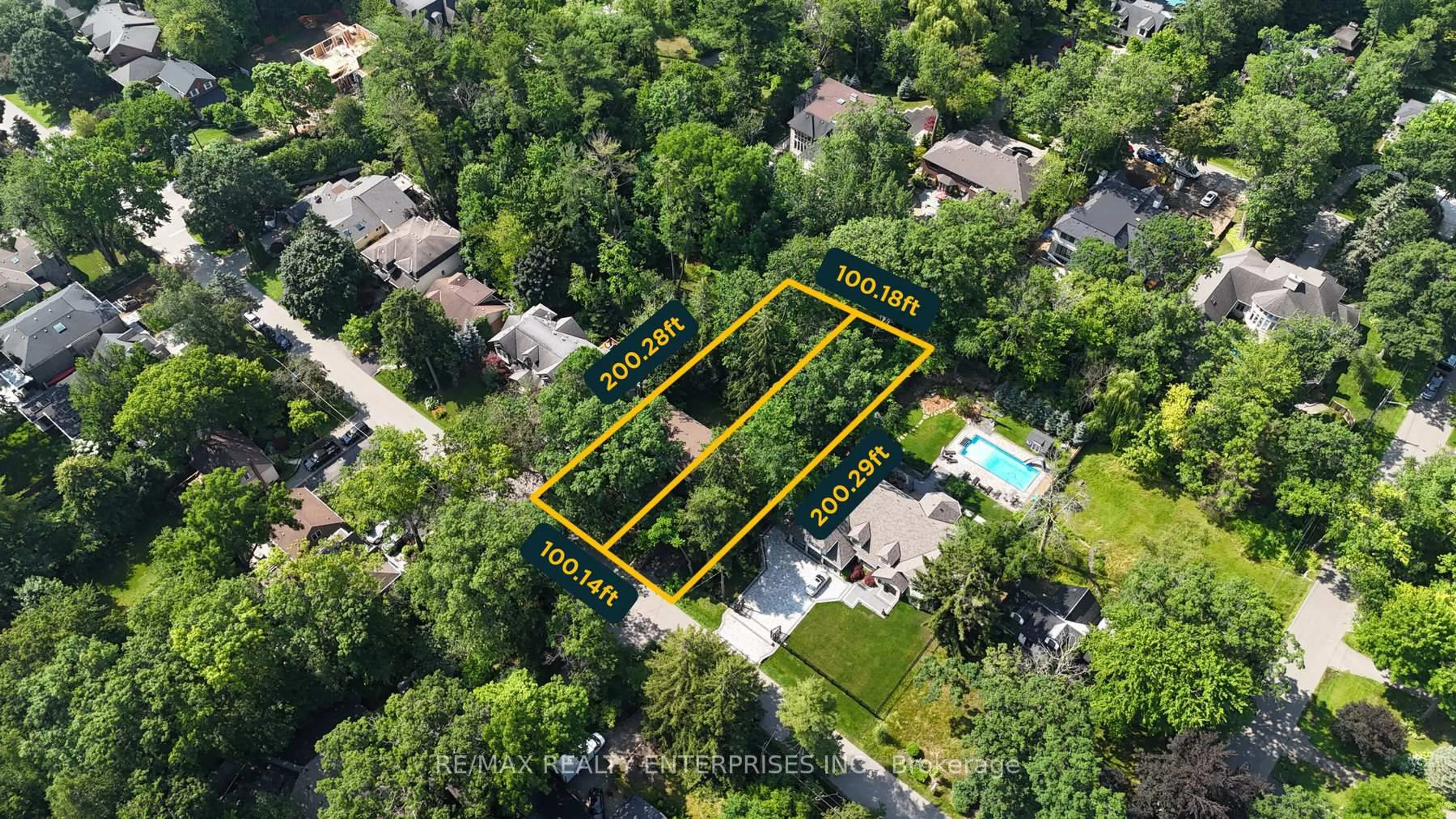A pic from outside/outdoor area/front of a property/back of a property/a pic from drone, street for 1252 Mona Rd, Mississauga Ontario L5G 3A1