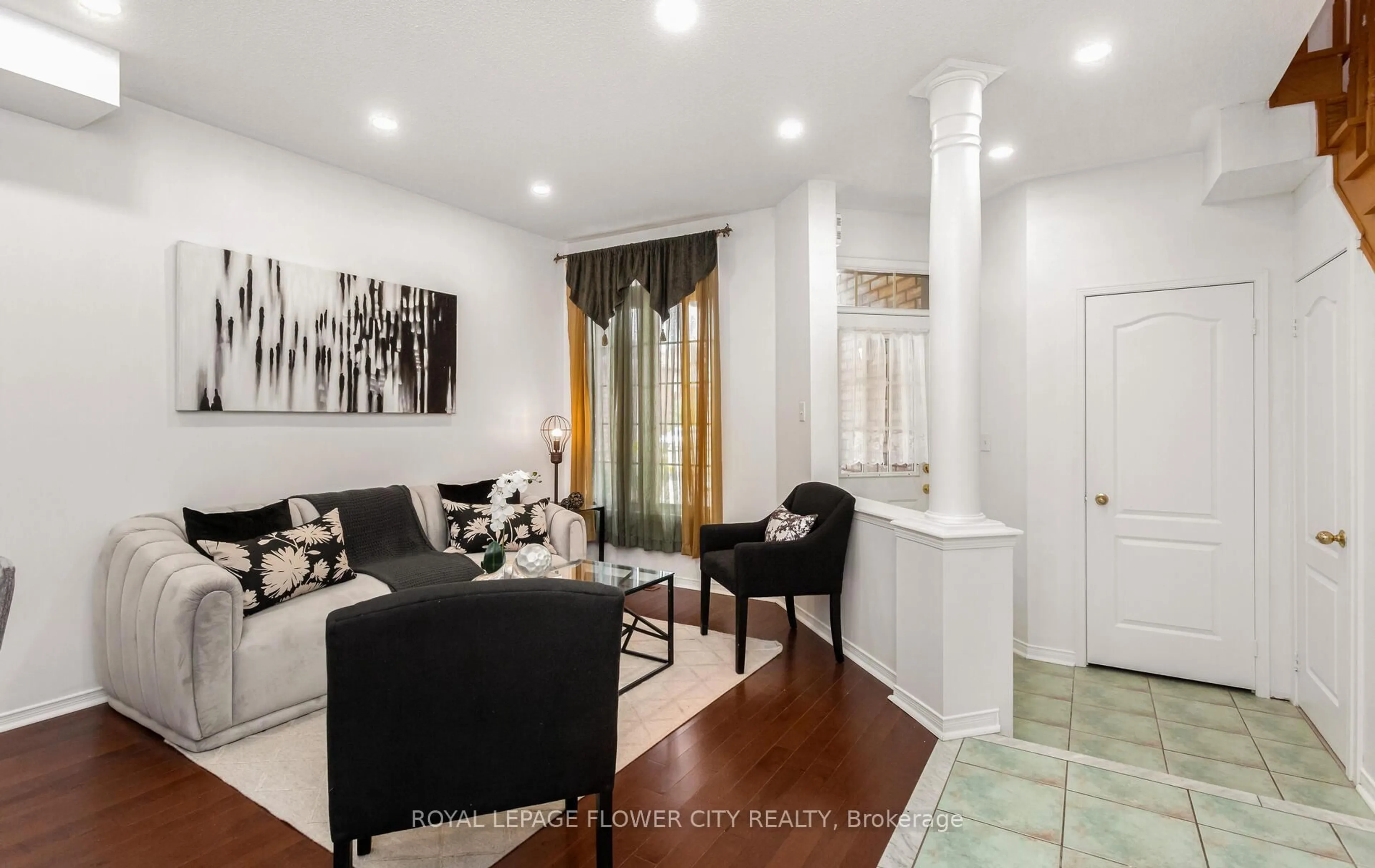 Living room with furniture, ceramic/tile floor for 5908 Stonebriar Cres, Mississauga Ontario L5V 2T8
