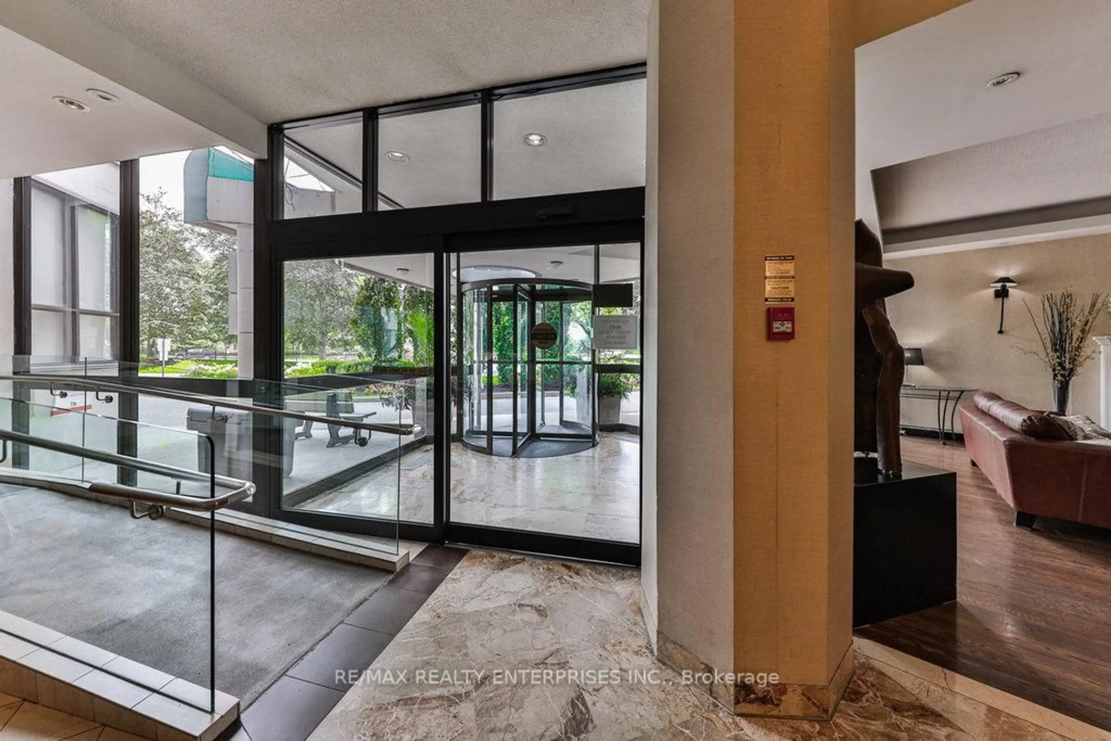 Indoor foyer for 1333 Bloor St #606, Mississauga Ontario L4Y 3T6