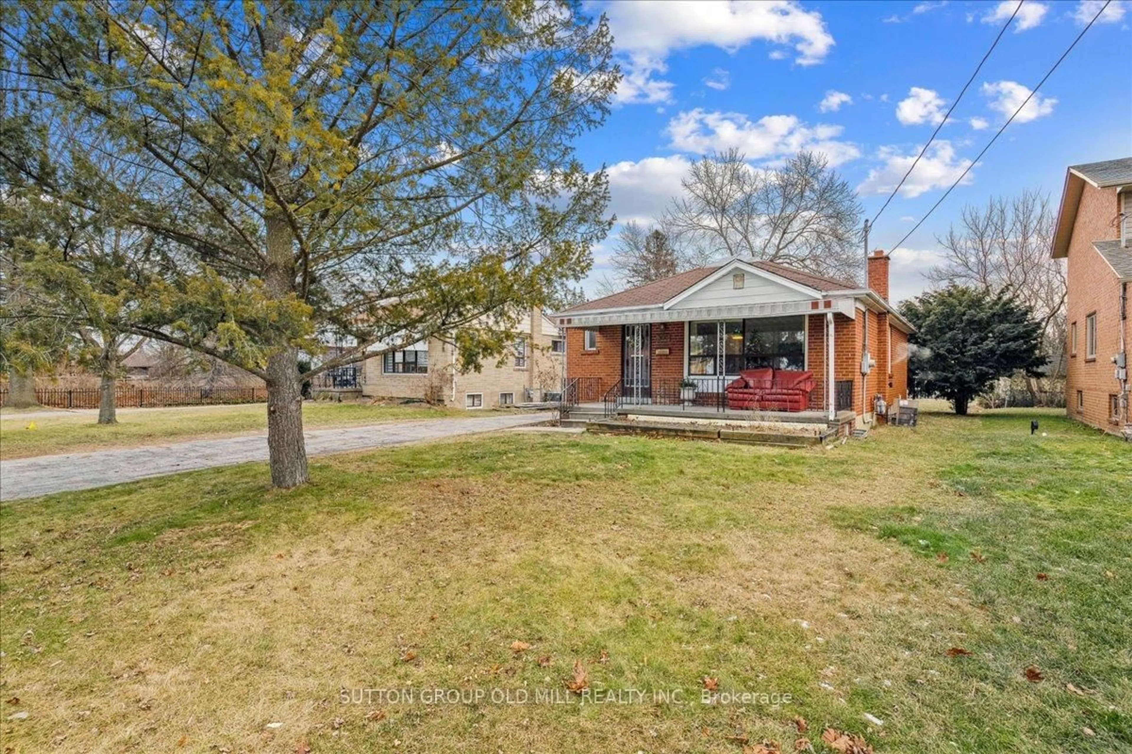 A pic from outside/outdoor area/front of a property/back of a property/a pic from drone, street for 308 Mineola Rd, Mississauga Ontario L5G 2G5