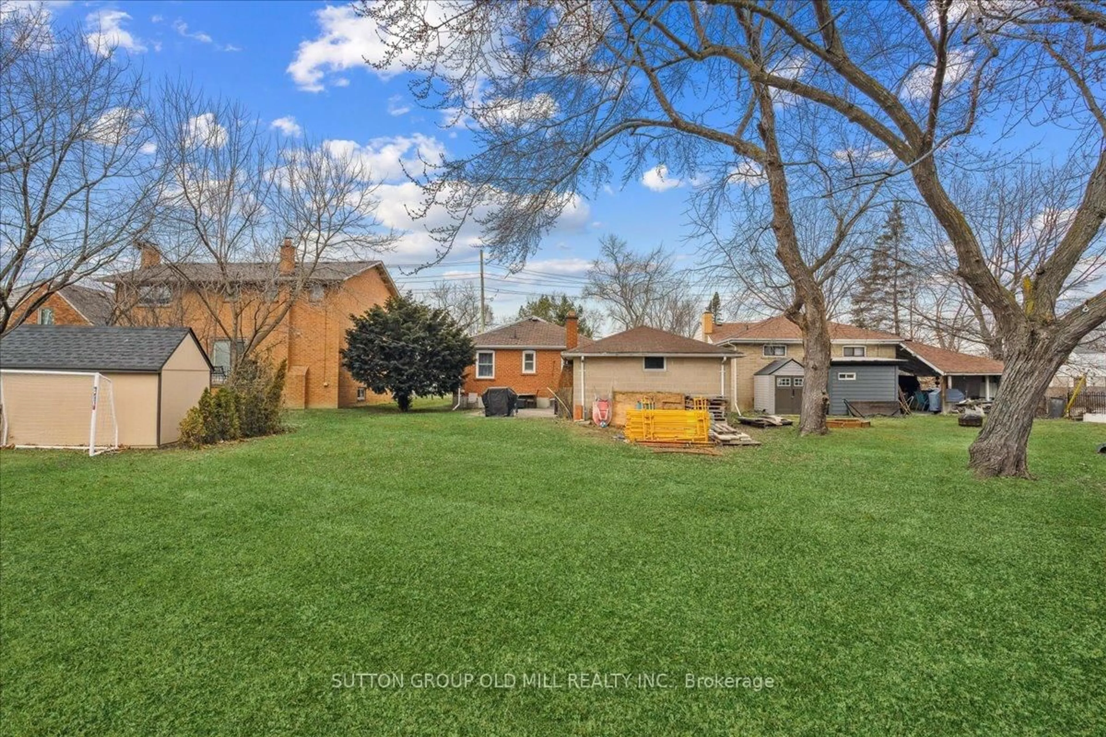 A pic from outside/outdoor area/front of a property/back of a property/a pic from drone, street for 308 Mineola Rd, Mississauga Ontario L5G 2G5