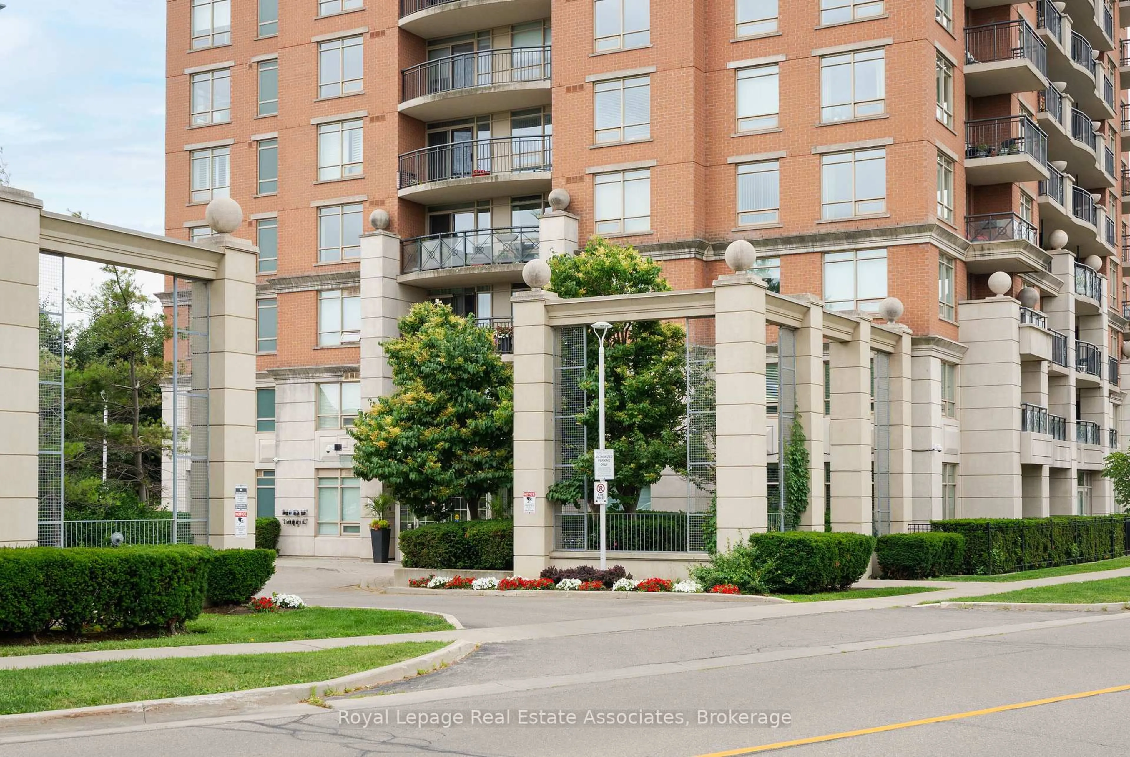 Indoor foyer for 2325 Central Park Dr #1112, Oakville Ontario L6H 0E2