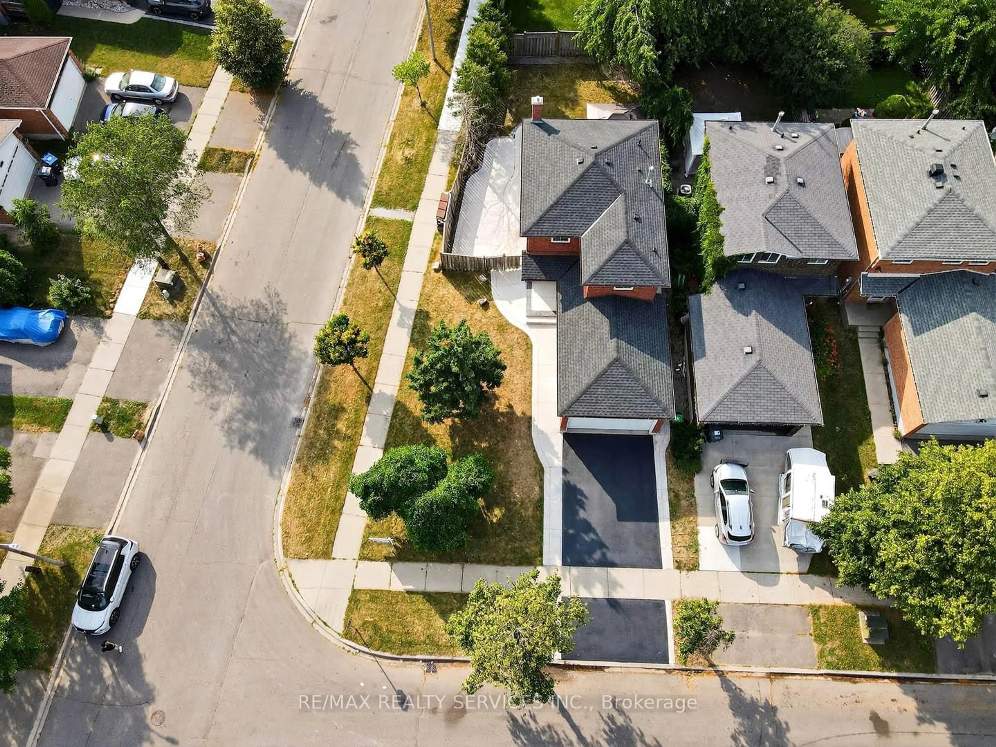 A pic from outside/outdoor area/front of a property/back of a property/a pic from drone, street for 55 Mcgraw Ave, Brampton Ontario L6X 3M5