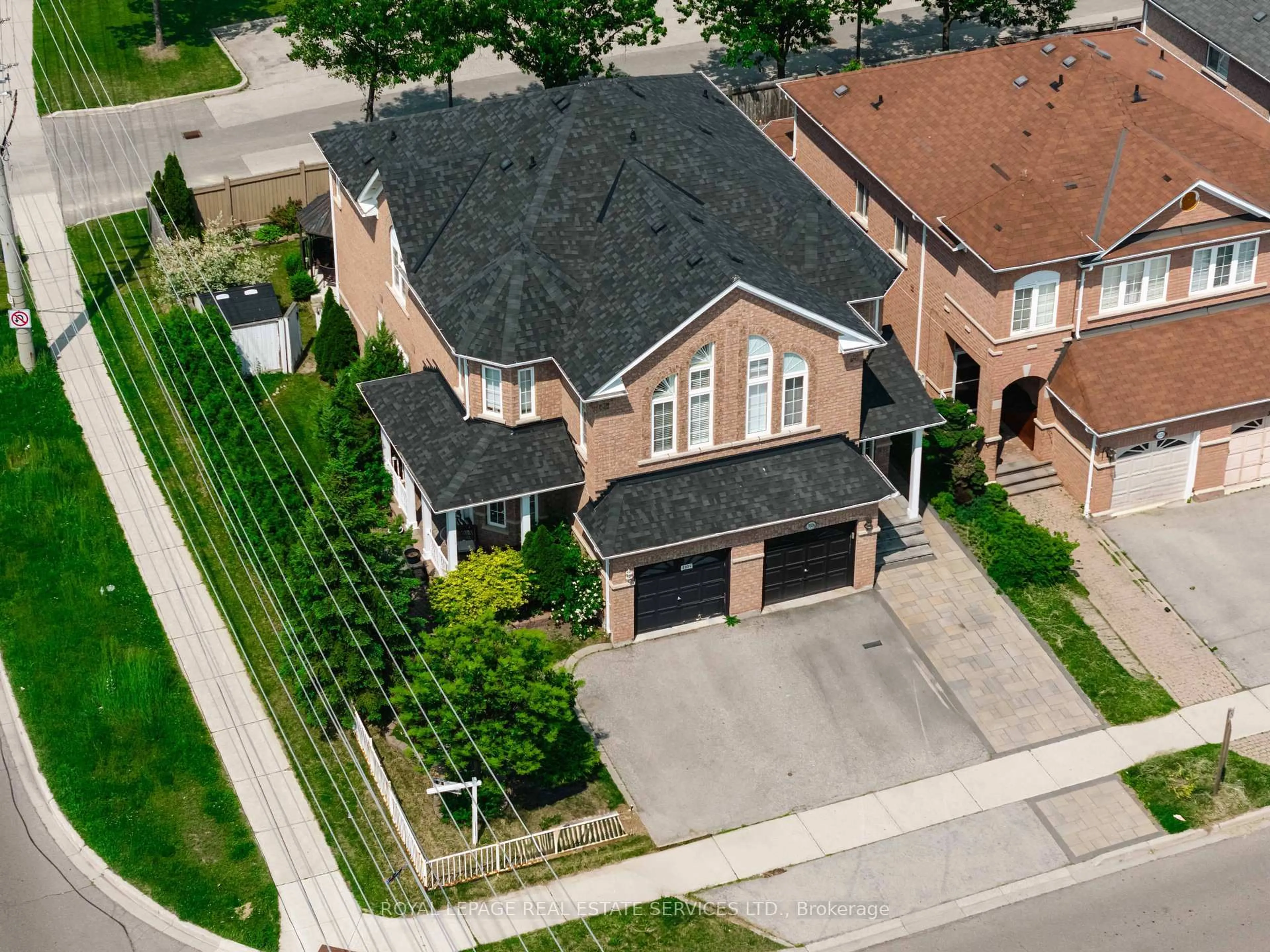 A pic from outside/outdoor area/front of a property/back of a property/a pic from drone, street for 3650 Thomas St, Mississauga Ontario L5M 7E2