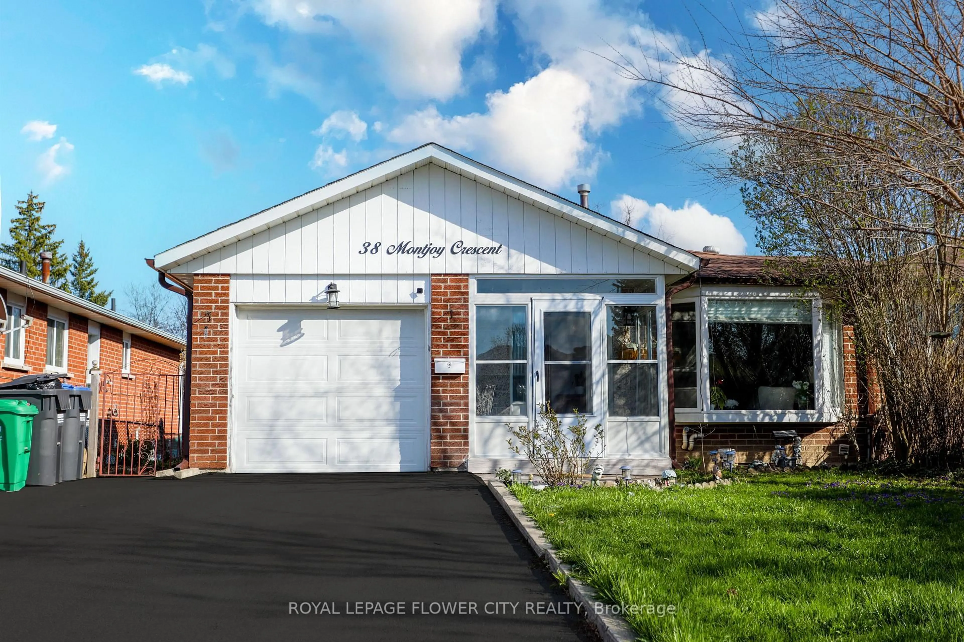 Home with vinyl exterior material, water/lake/river/ocean view for 38 Montjoy Cres, Brampton Ontario L6S 3E7