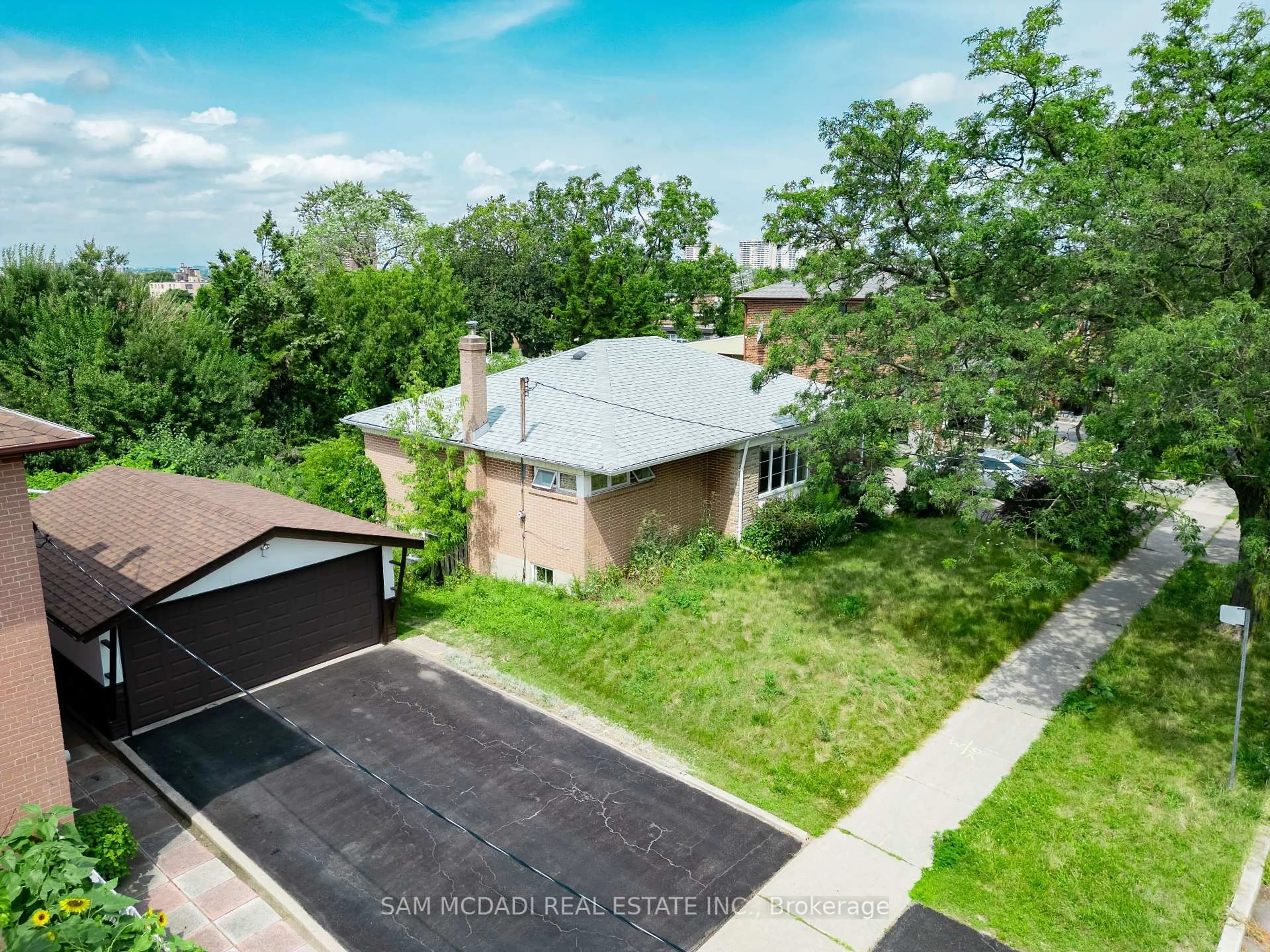 A pic from outside/outdoor area/front of a property/back of a property/a pic from drone, street for 34 Highview Ave, Toronto Ontario M3M 1C4