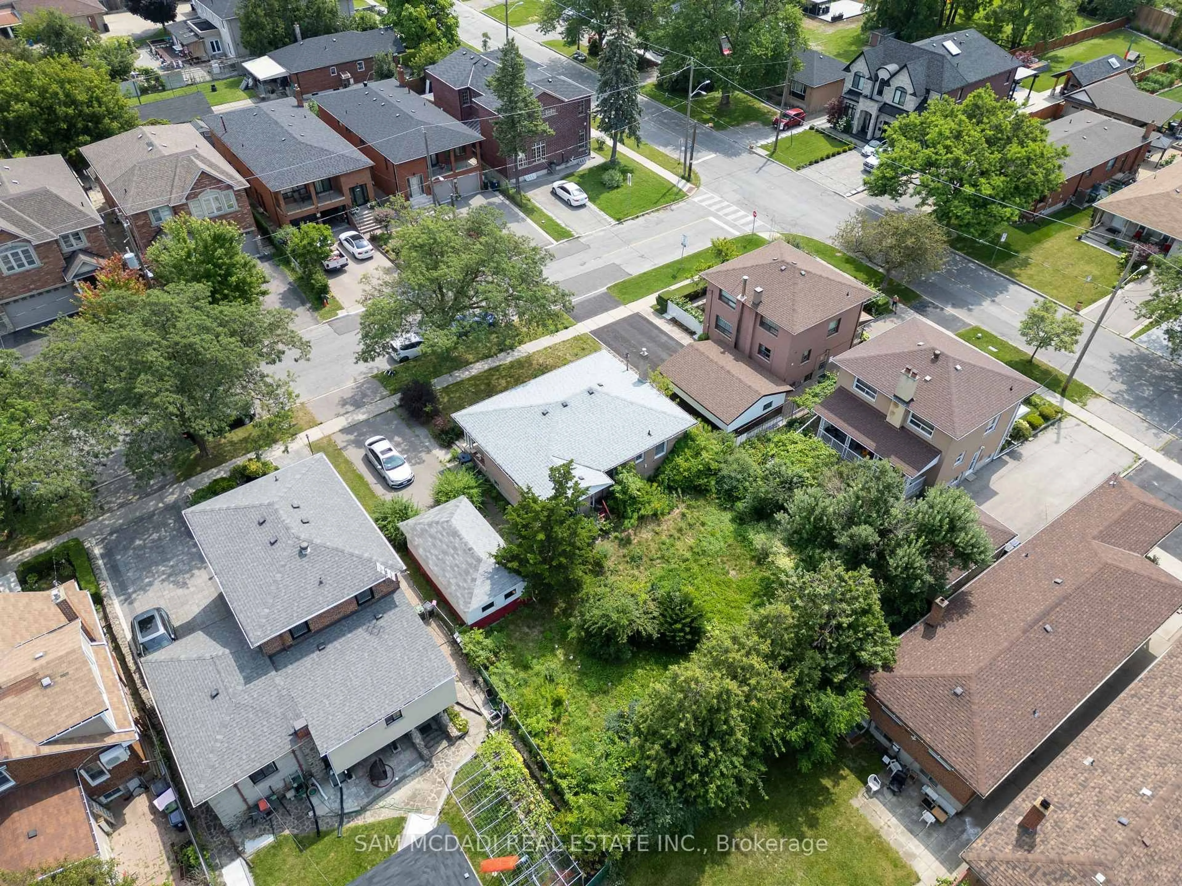 A pic from outside/outdoor area/front of a property/back of a property/a pic from drone, street for 34 Highview Ave, Toronto Ontario M3M 1C4