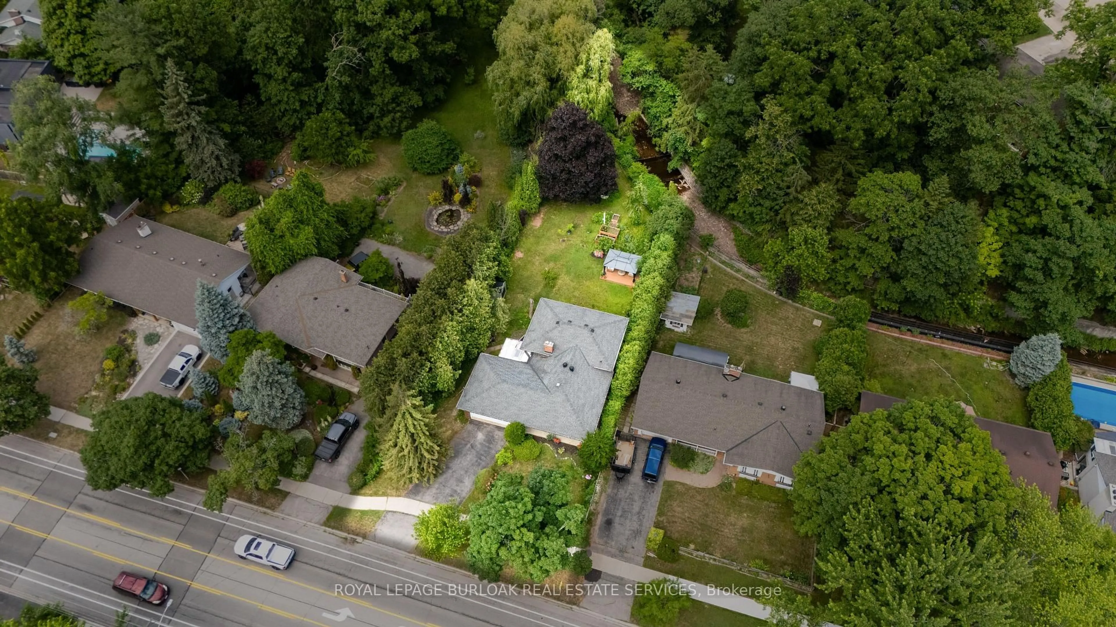 A pic from outside/outdoor area/front of a property/back of a property/a pic from drone, street for 243 Appleby Line, Burlington Ontario L7L 2X3