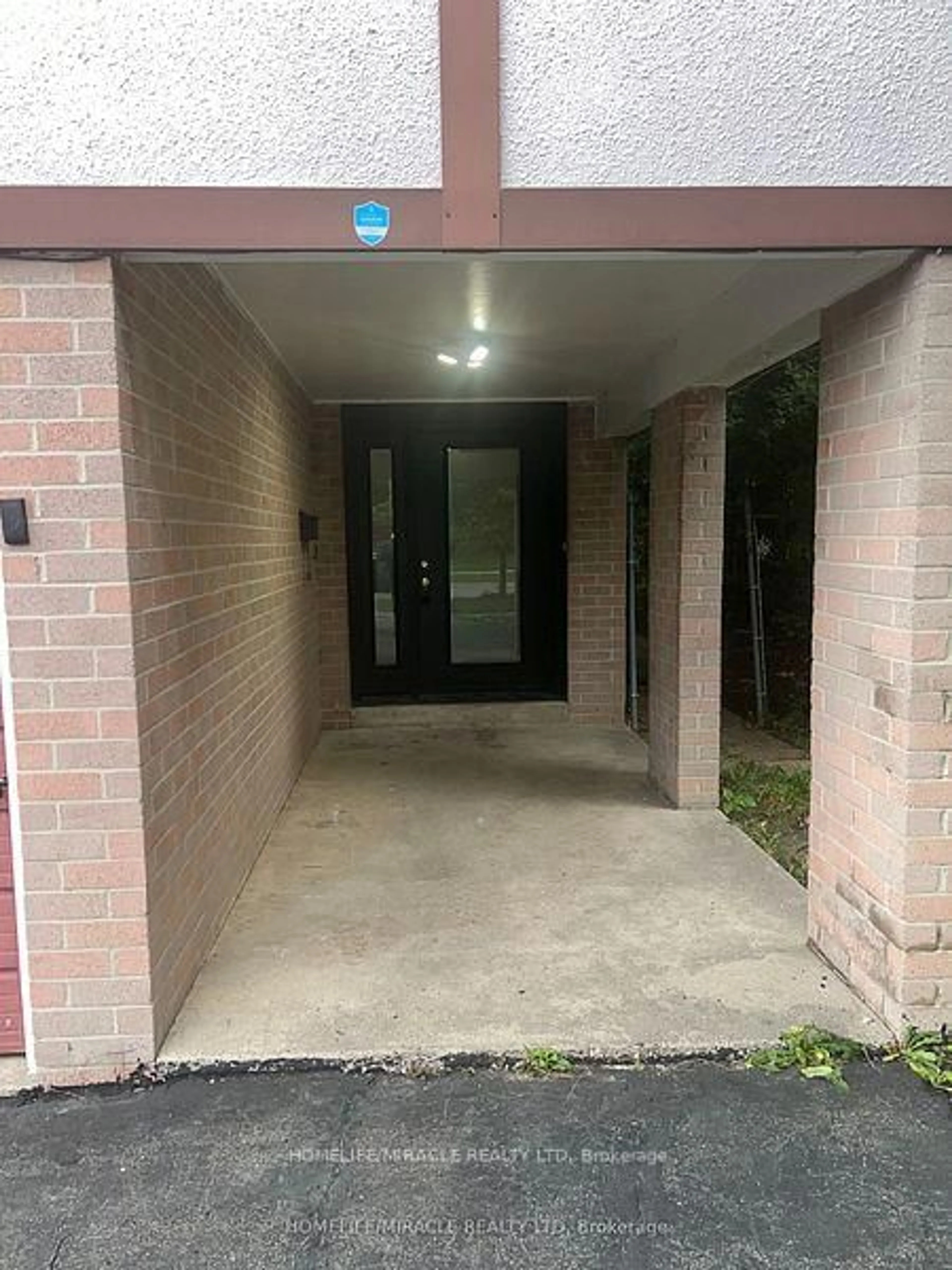 Indoor foyer for 93 Greenbriar Rd, Brampton Ontario L6S 2A4