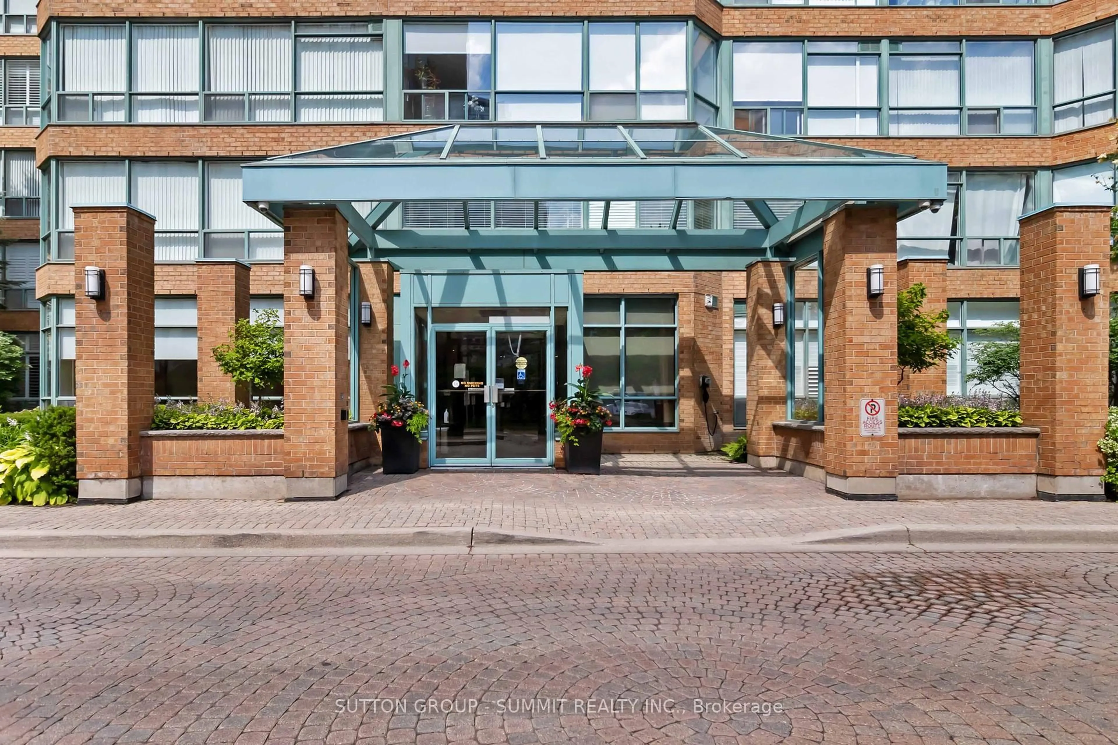 Indoor foyer for 1276 Maple Crossing Blvd #412, Burlington Ontario L7S 2J9