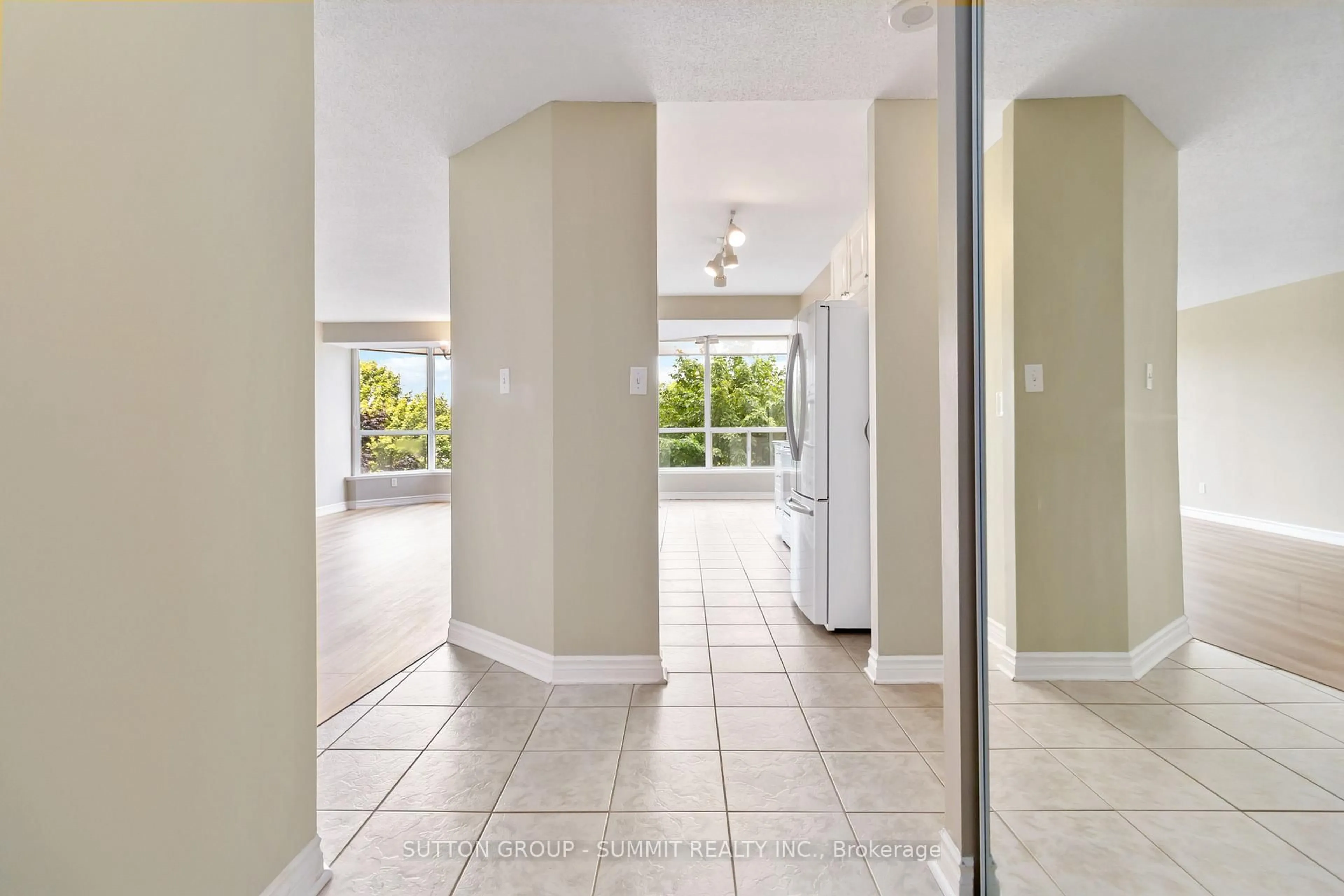 Indoor entryway for 1276 Maple Crossing Blvd #412, Burlington Ontario L7S 2J9