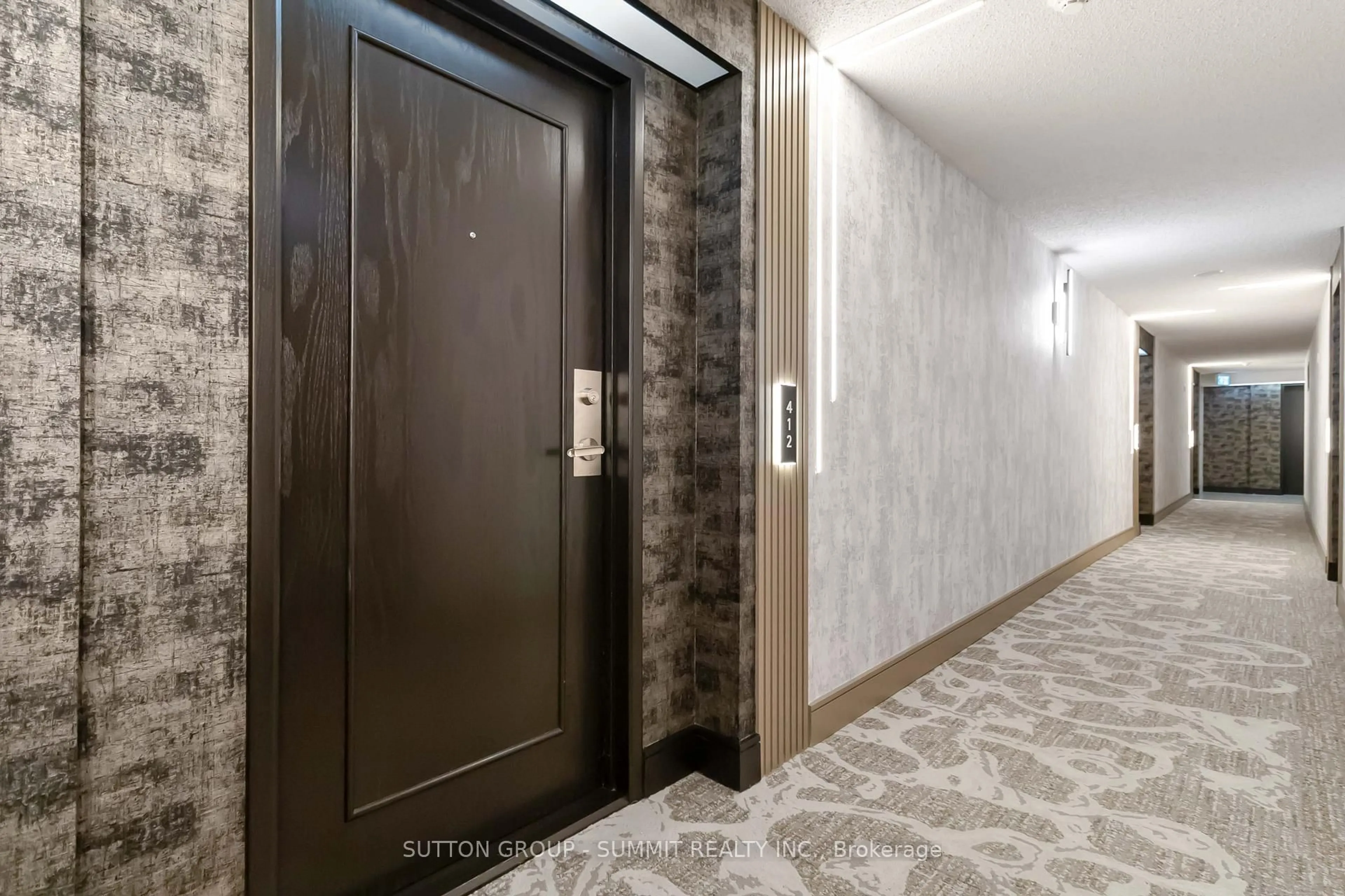 Indoor foyer for 1276 Maple Crossing Blvd #412, Burlington Ontario L7S 2J9