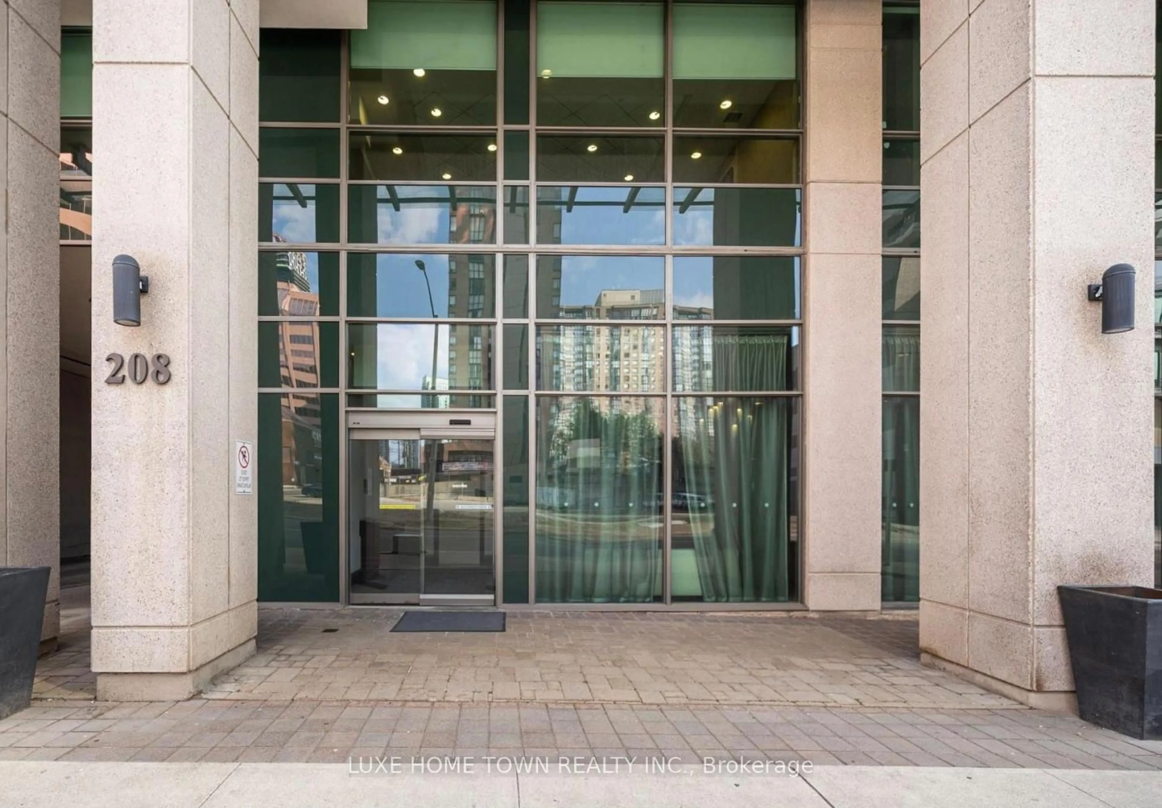 Indoor foyer for 208 Enfield Pl #2108, Mississauga Ontario L5B 0G8