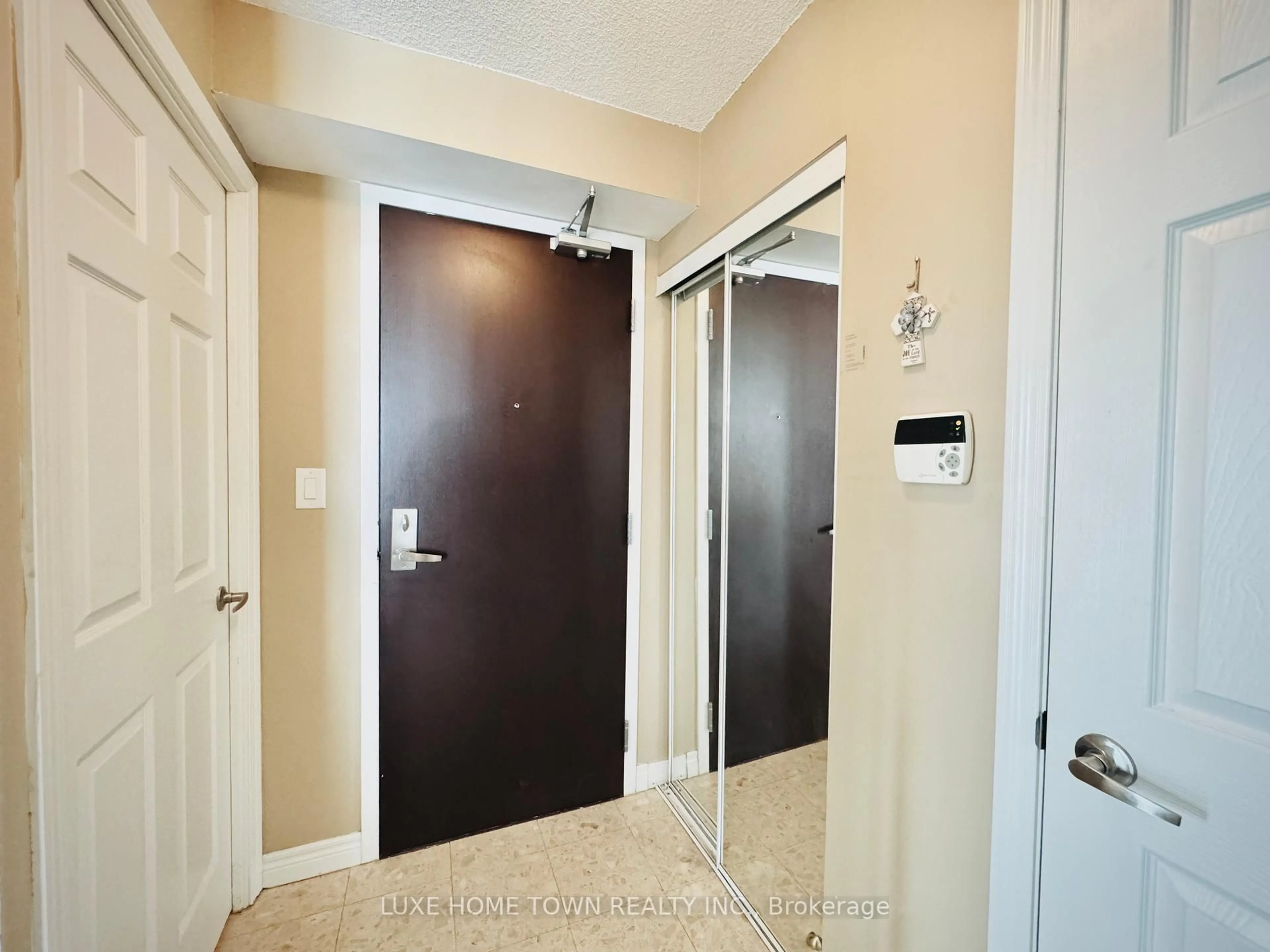 Indoor entryway for 208 Enfield Pl #2108, Mississauga Ontario L5B 0G8