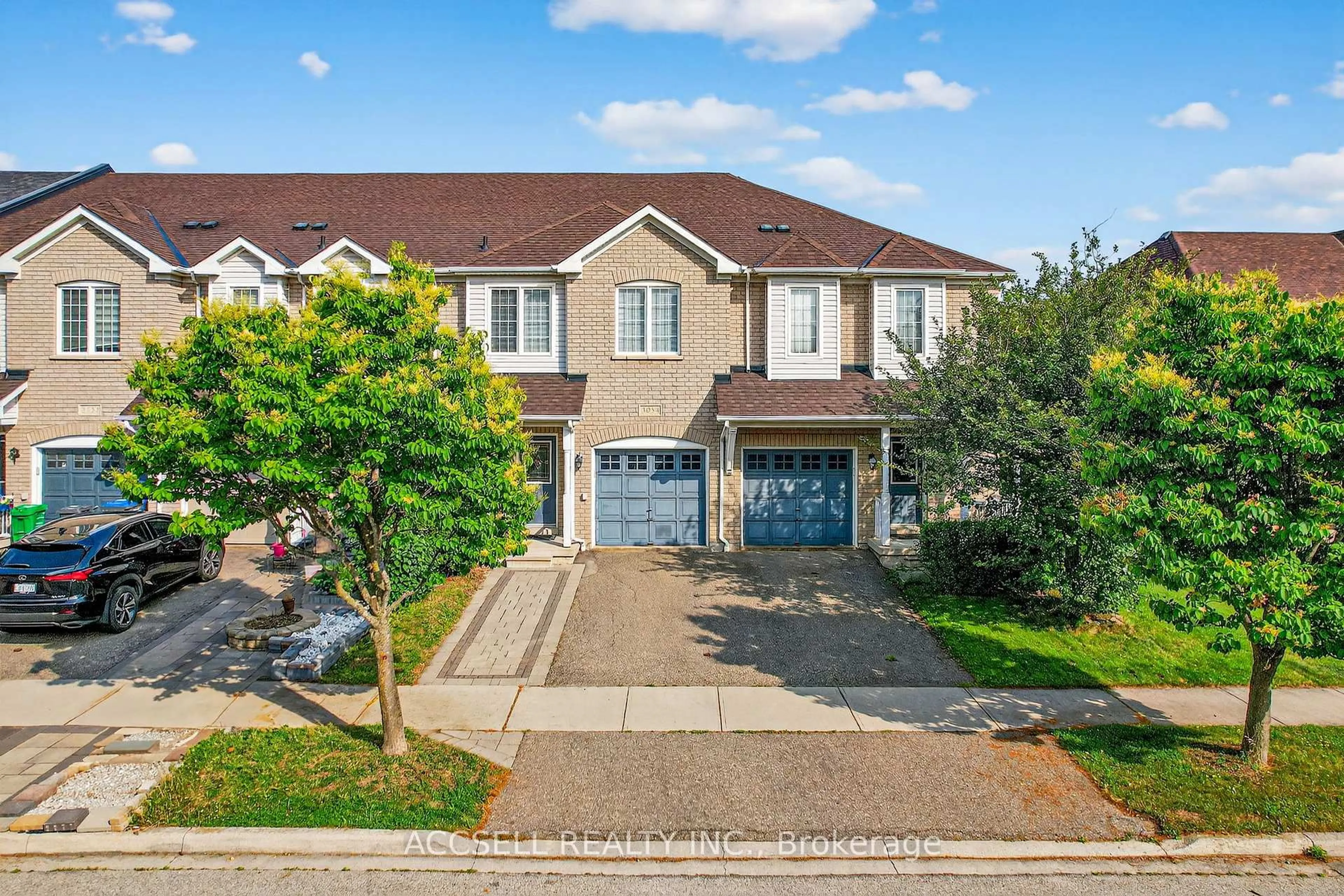 A pic from outside/outdoor area/front of a property/back of a property/a pic from drone, street for 3054 Wrigglesworth Cres, Mississauga Ontario L5M 6W6