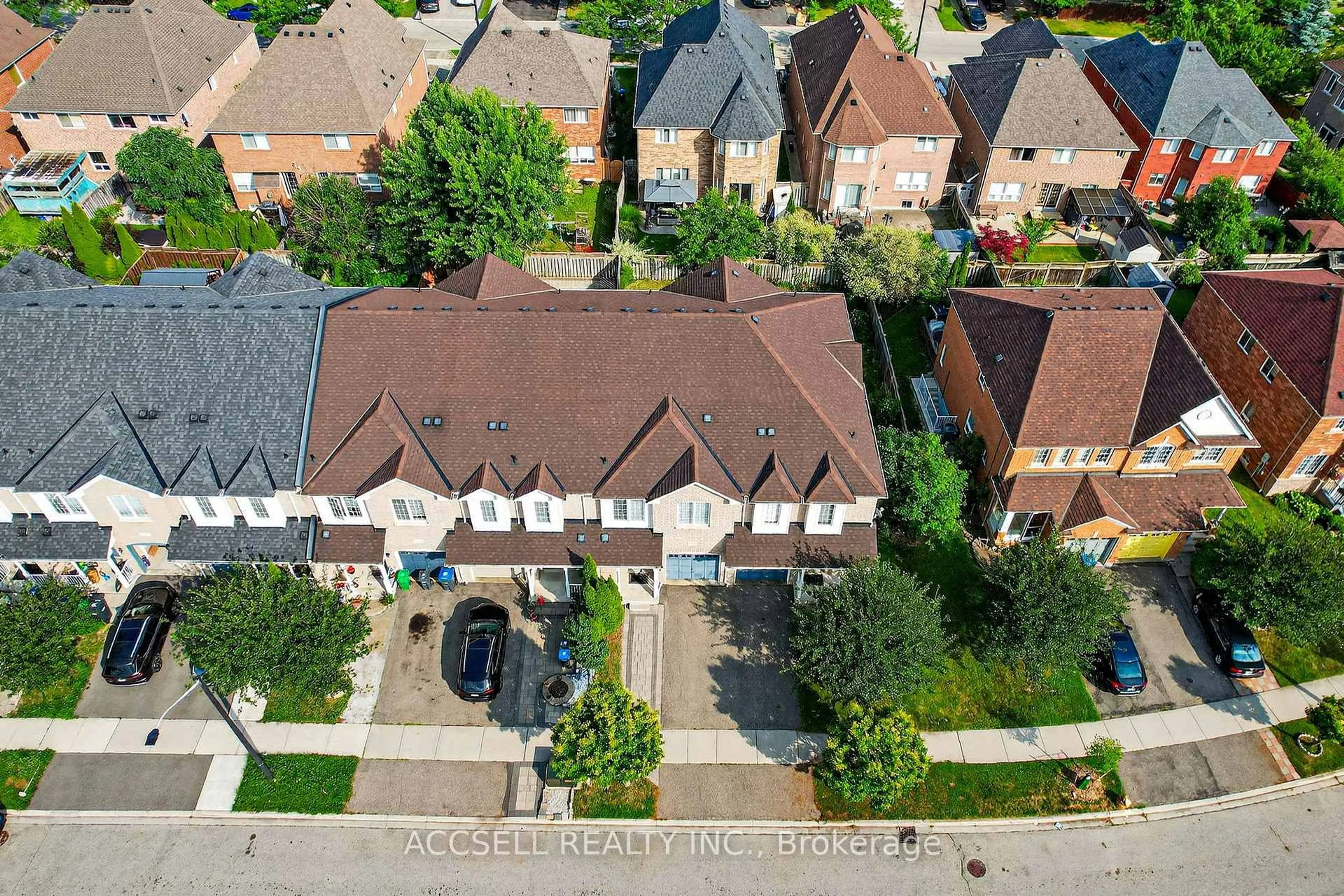 A pic from outside/outdoor area/front of a property/back of a property/a pic from drone, street for 3054 Wrigglesworth Cres, Mississauga Ontario L5M 6W6