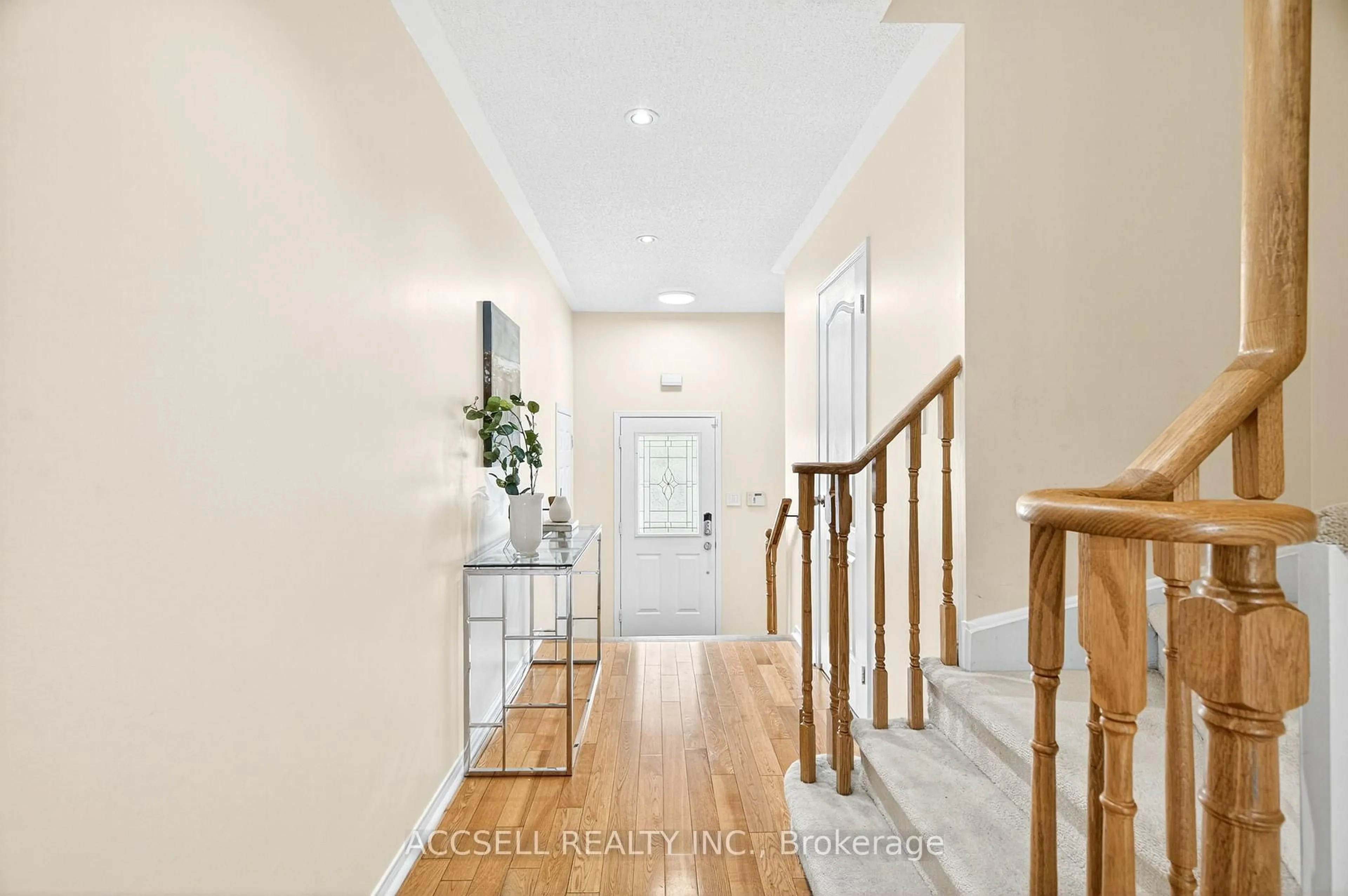 Indoor foyer for 3054 Wrigglesworth Cres, Mississauga Ontario L5M 6W6