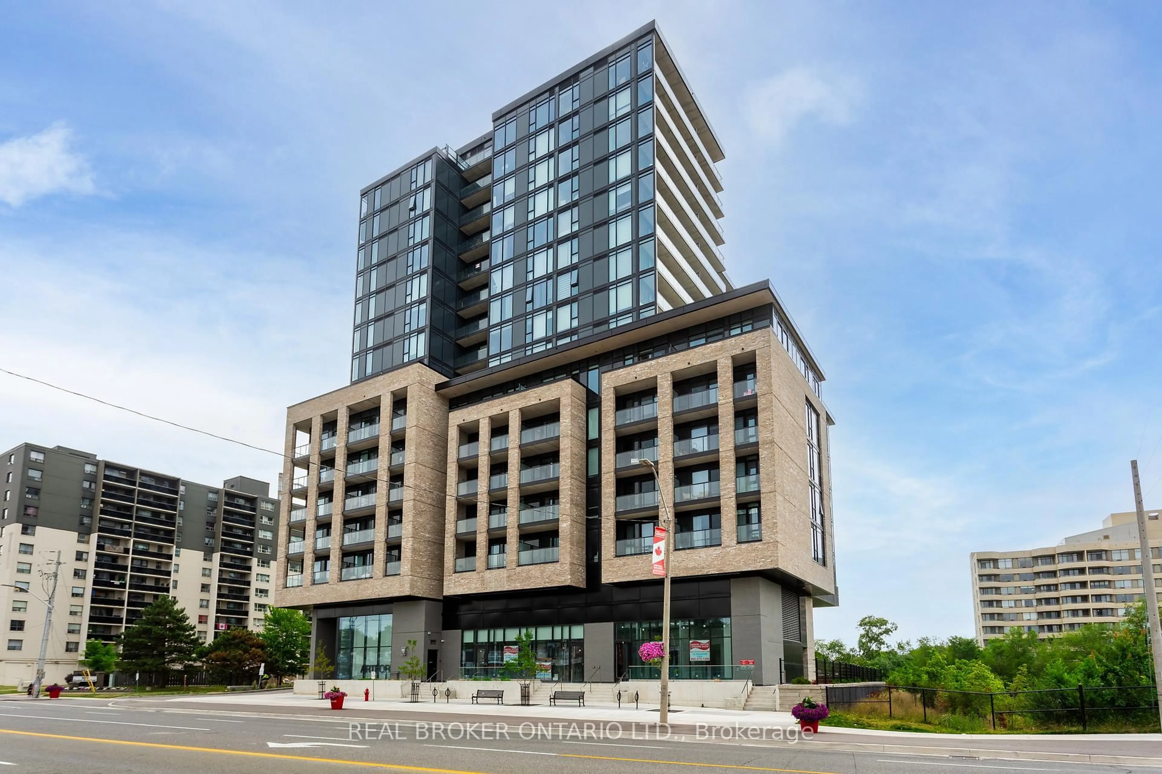 Indoor foyer for 86 Dundas St #312, Mississauga Ontario L5A 0B1