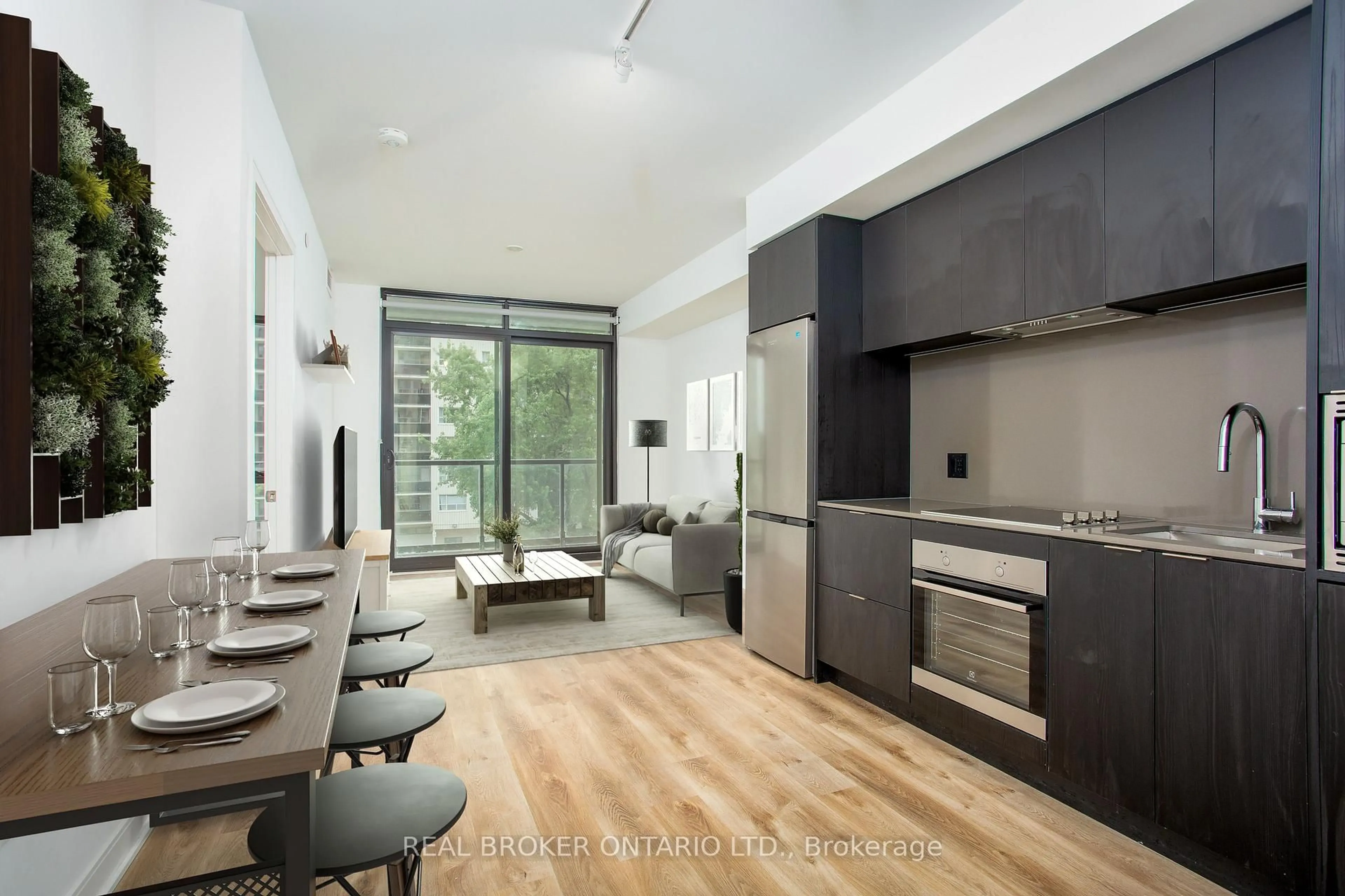 Open concept kitchen, wood/laminate floor for 86 Dundas St #312, Mississauga Ontario L5A 0B1