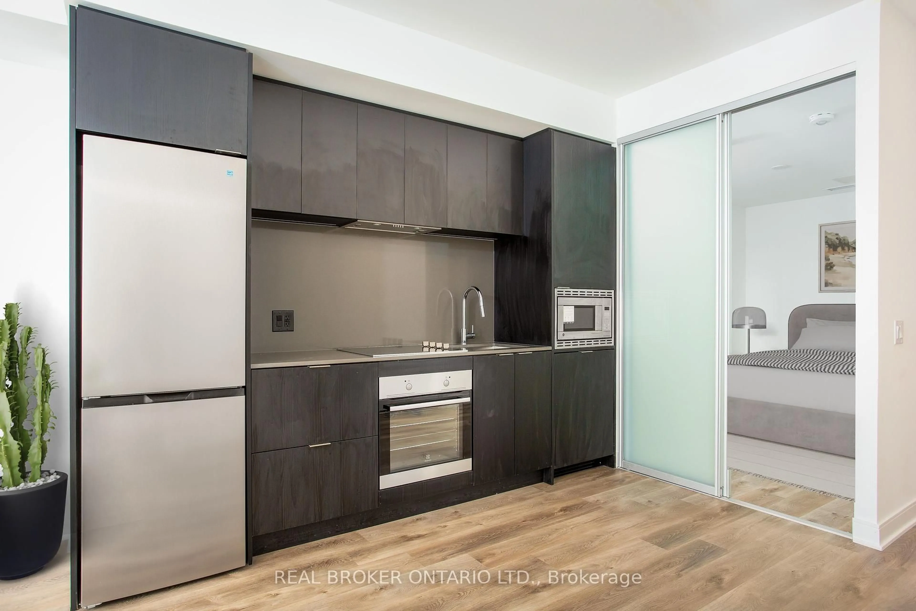 Standard kitchen, unknown for 86 Dundas St #312, Mississauga Ontario L5A 0B1
