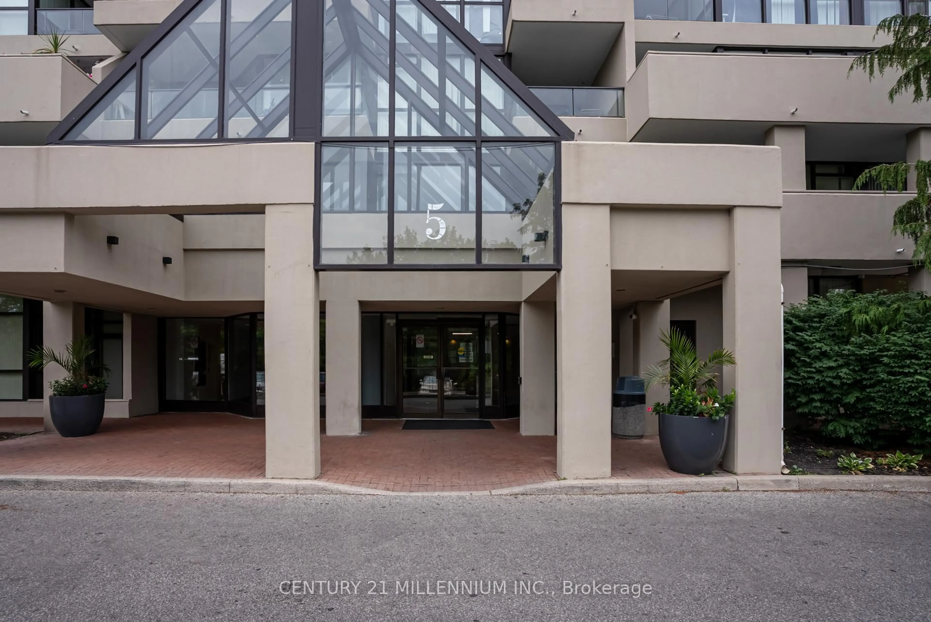 Indoor foyer for 5 Rowntree Rd #1617, Toronto Ontario M9V 5G9