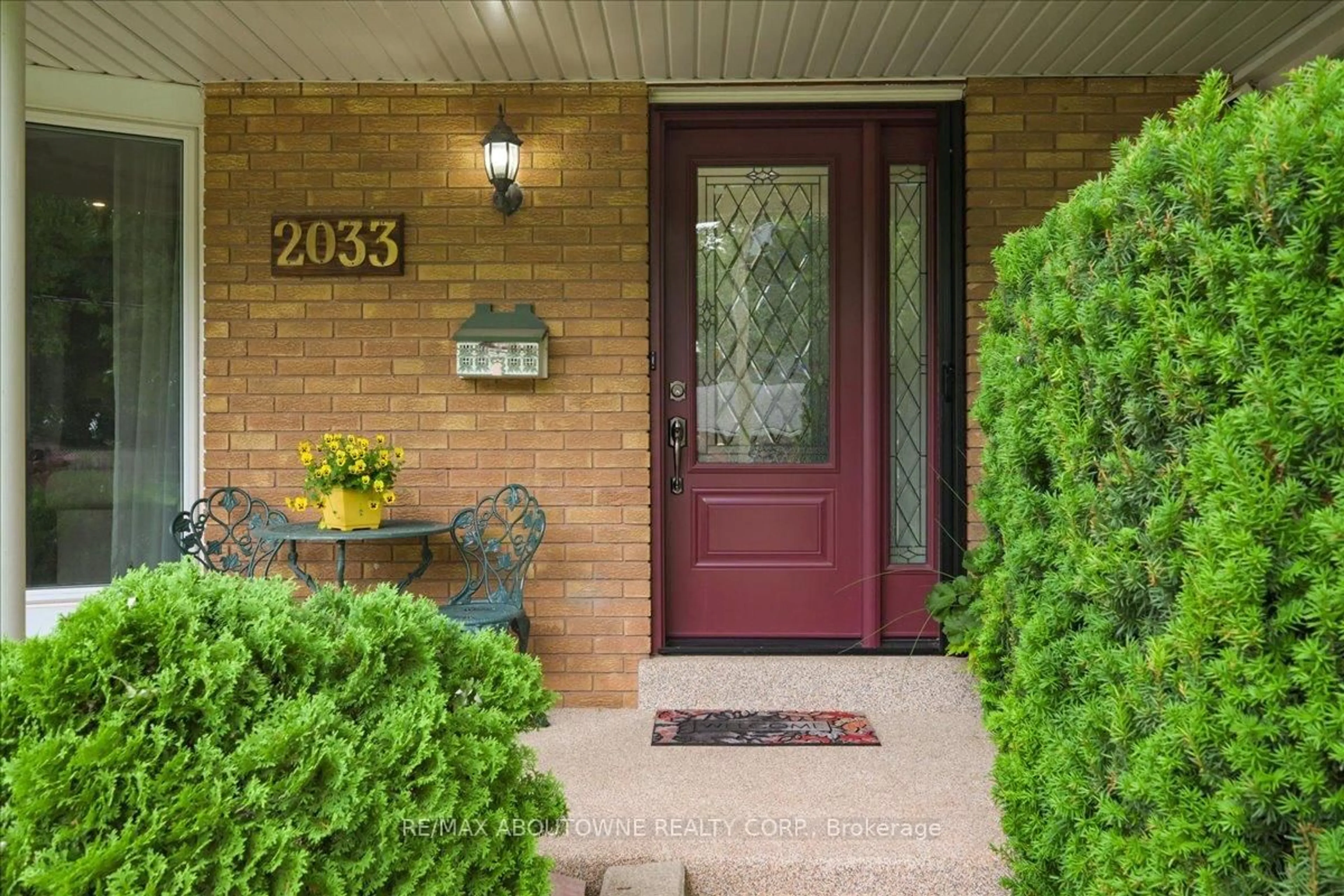 Indoor entryway for 2033 Saxon Rd, Oakville Ontario L6L 2V1