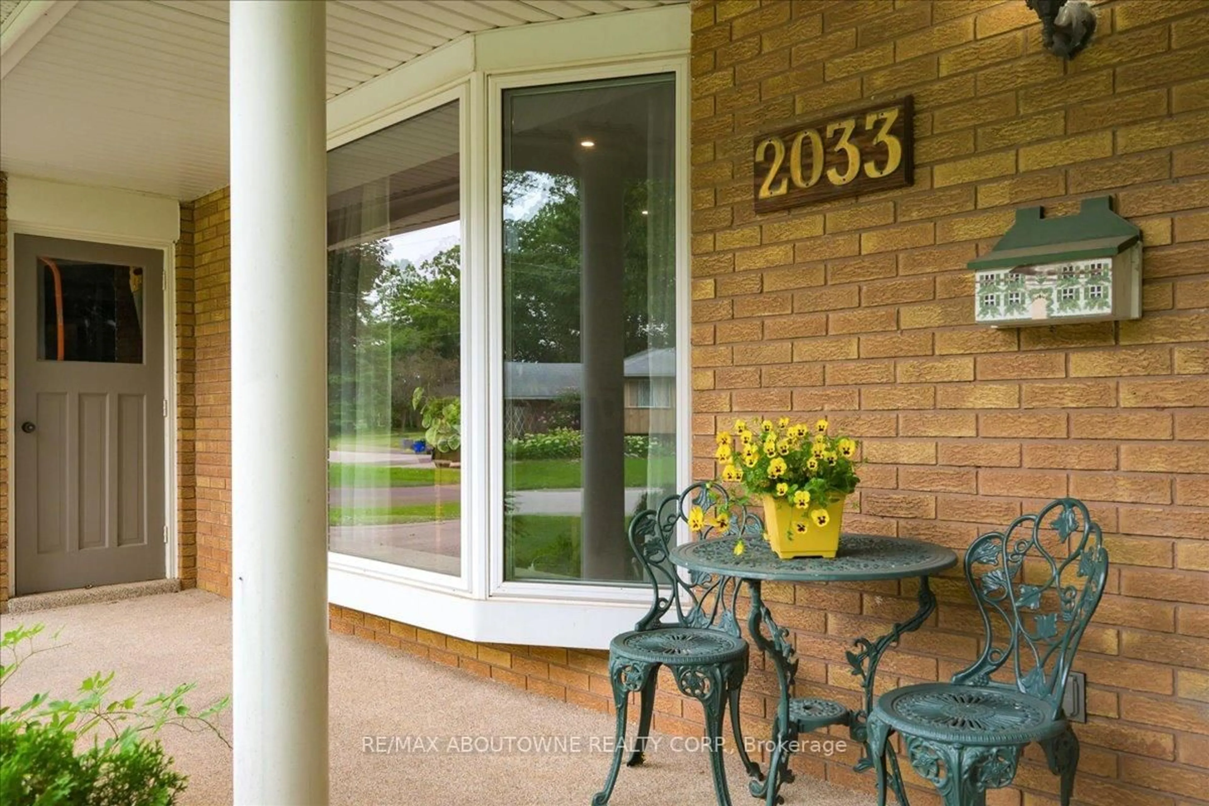 Unknown for 2033 Saxon Rd, Oakville Ontario L6L 2V1