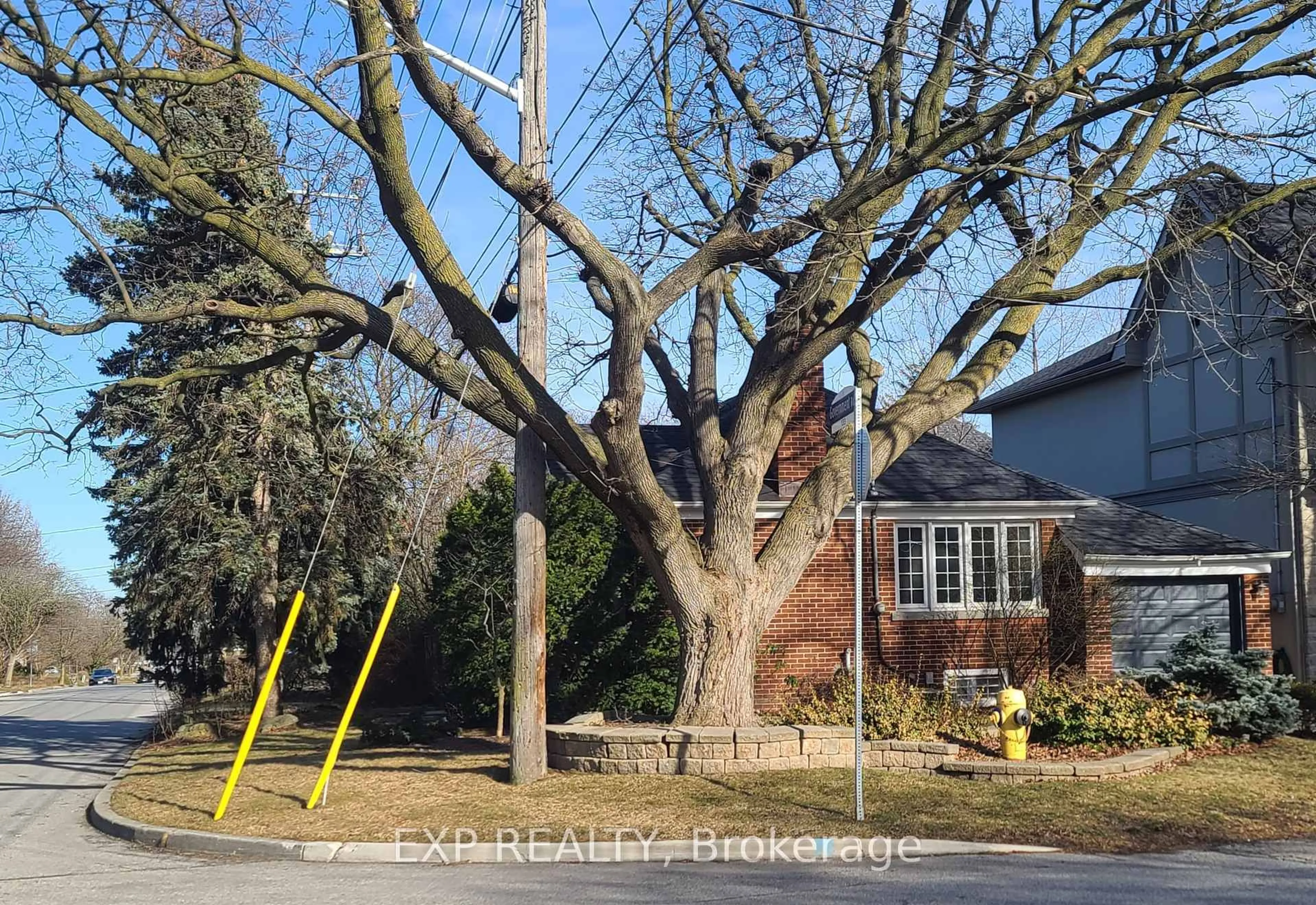 A pic from outside/outdoor area/front of a property/back of a property/a pic from drone, street for 25 Mcclinchy Ave, Toronto Ontario M8X 2H9